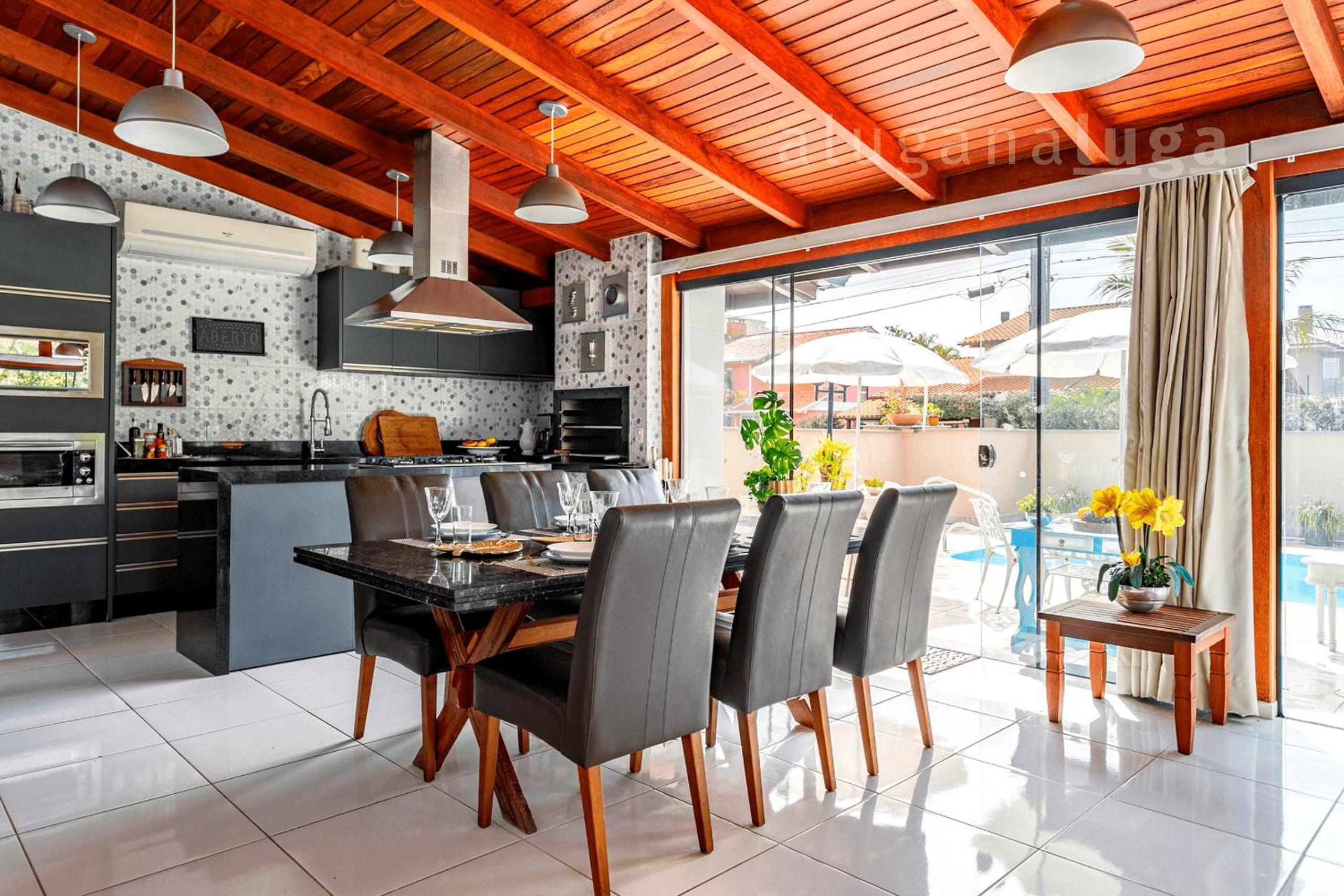 Refúgio Exclusivo em Jurerê: Luxo com Piscina