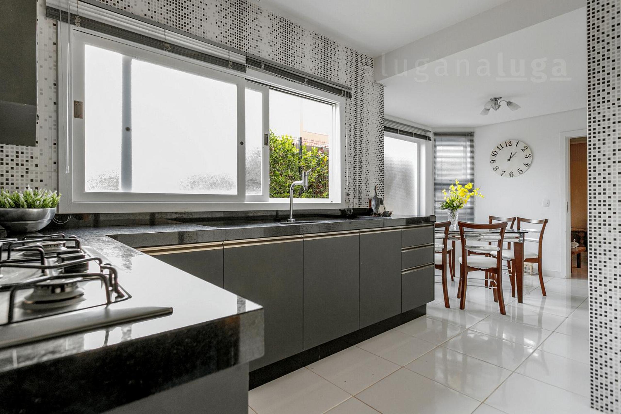 Refúgio Exclusivo em Jurerê: Luxo com Piscina