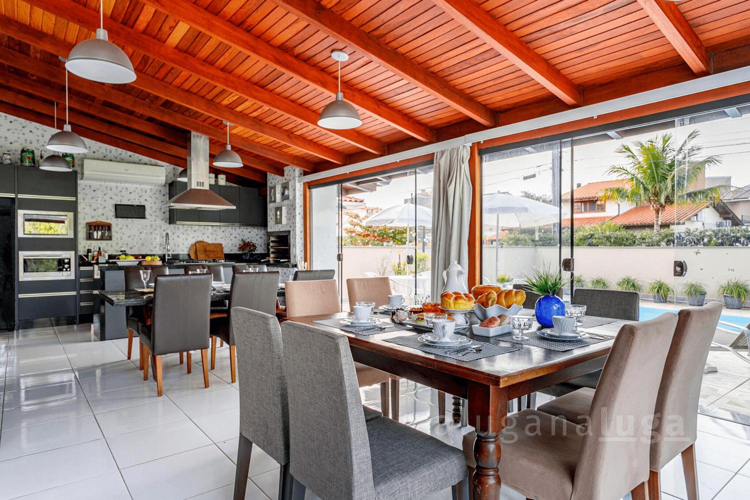 Refúgio Exclusivo em Jurerê: Luxo com Piscina