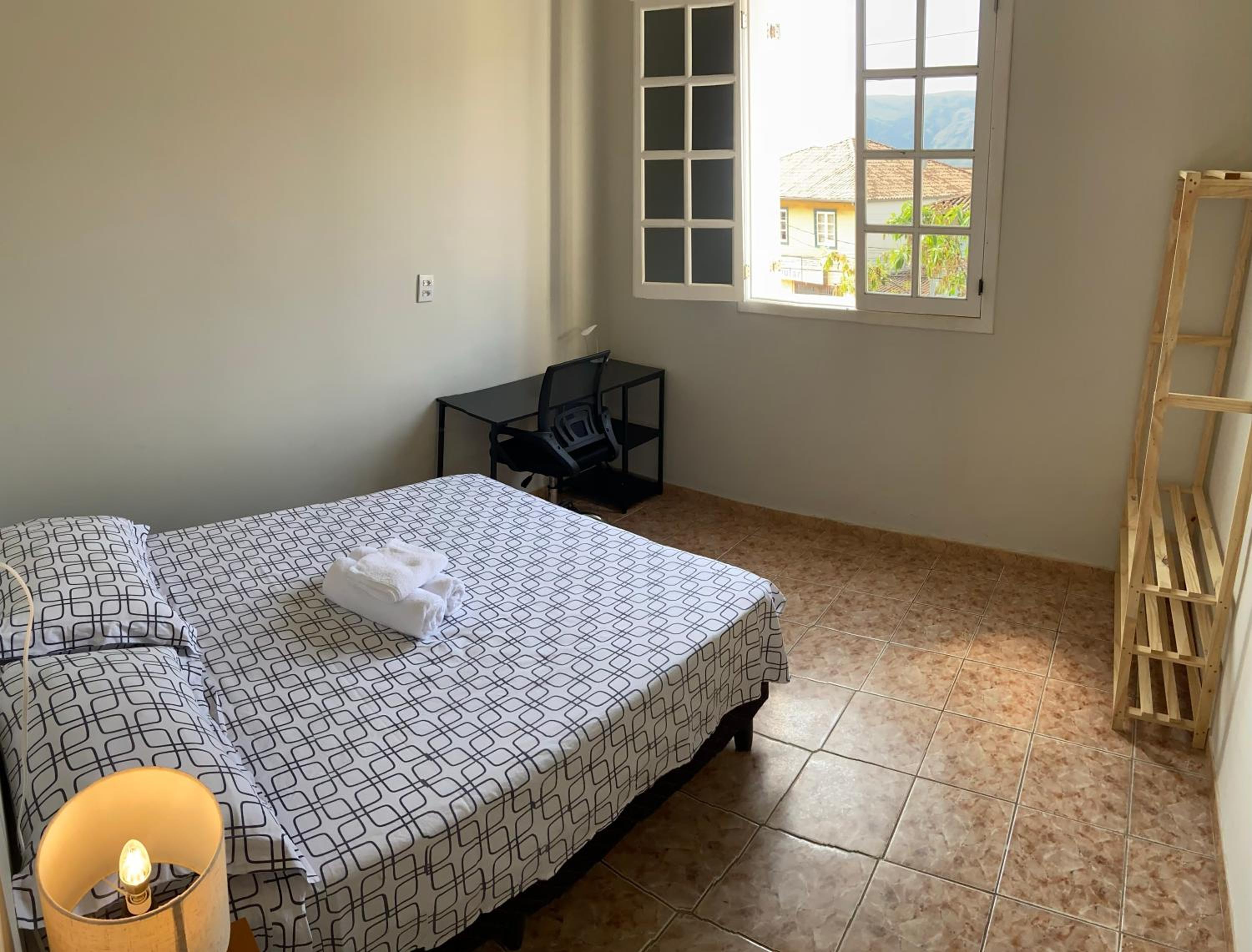 Casa arejada e iluminada, cozinha completa