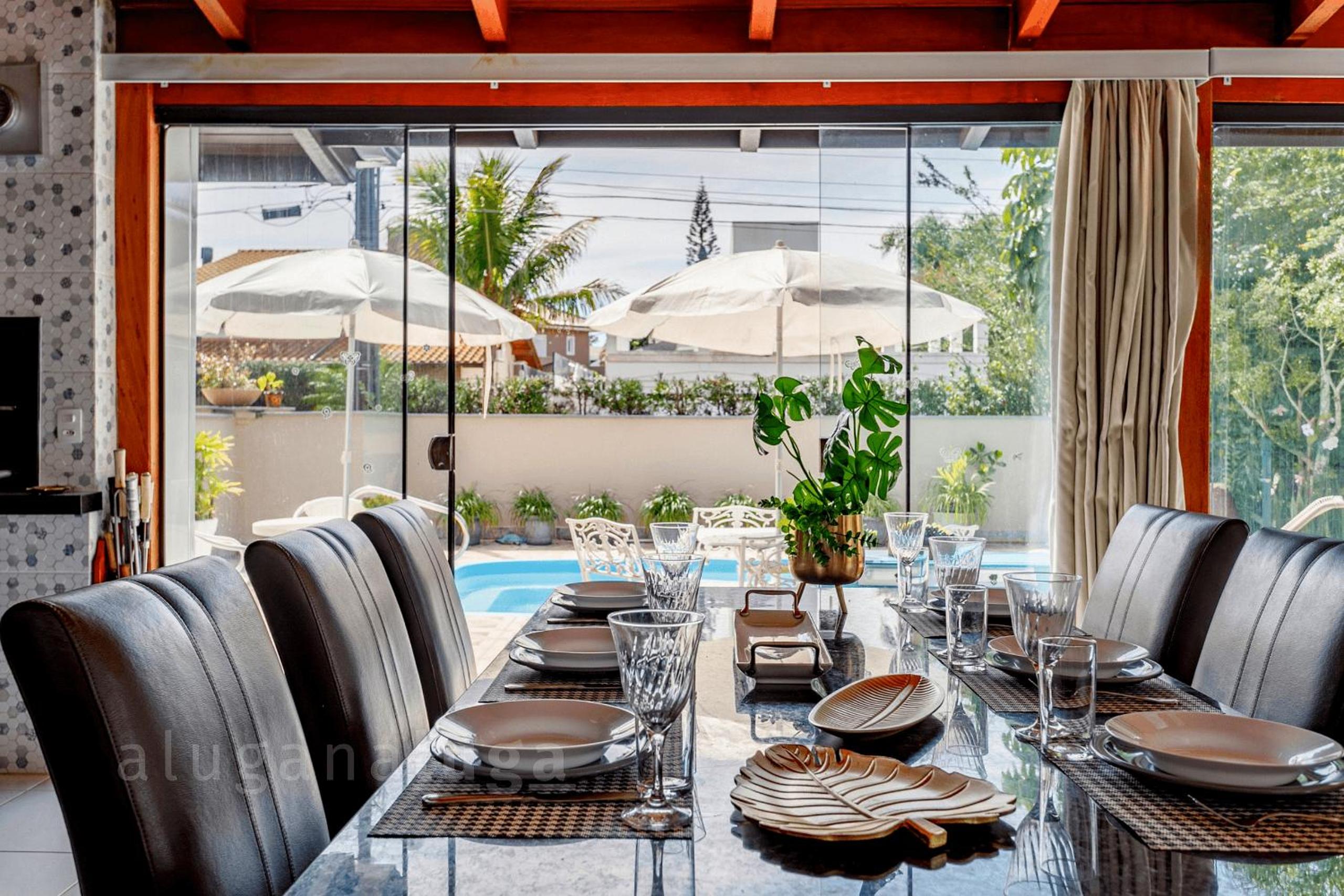 Refúgio Exclusivo em Jurerê: Luxo com Piscina