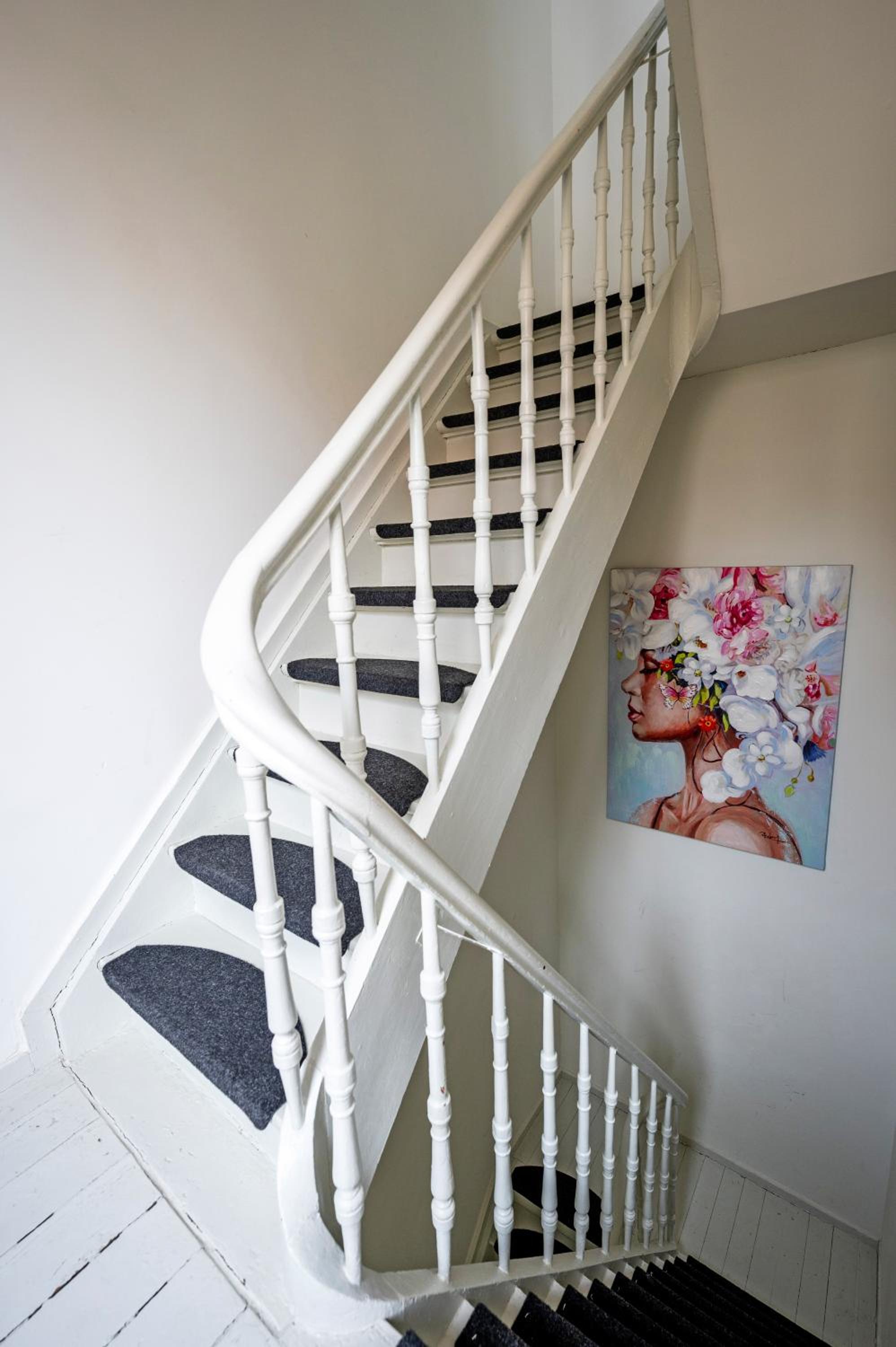 Hot spot in trendy area - 2p duplex apartment