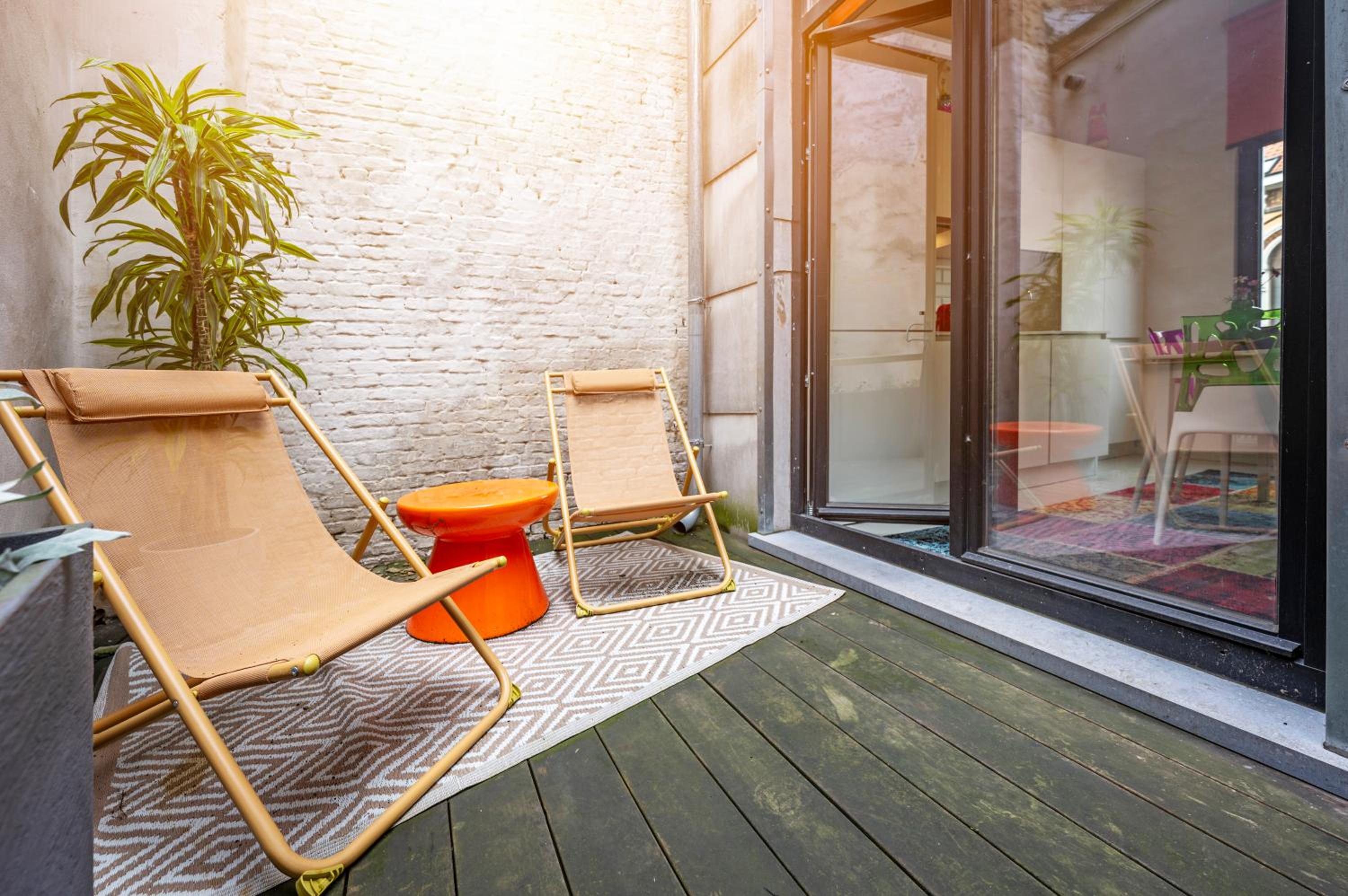 Hot spot in trendy area - 2p duplex apartment