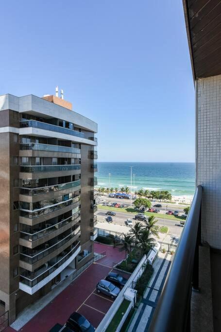 Flat na calçada da praia da Barra