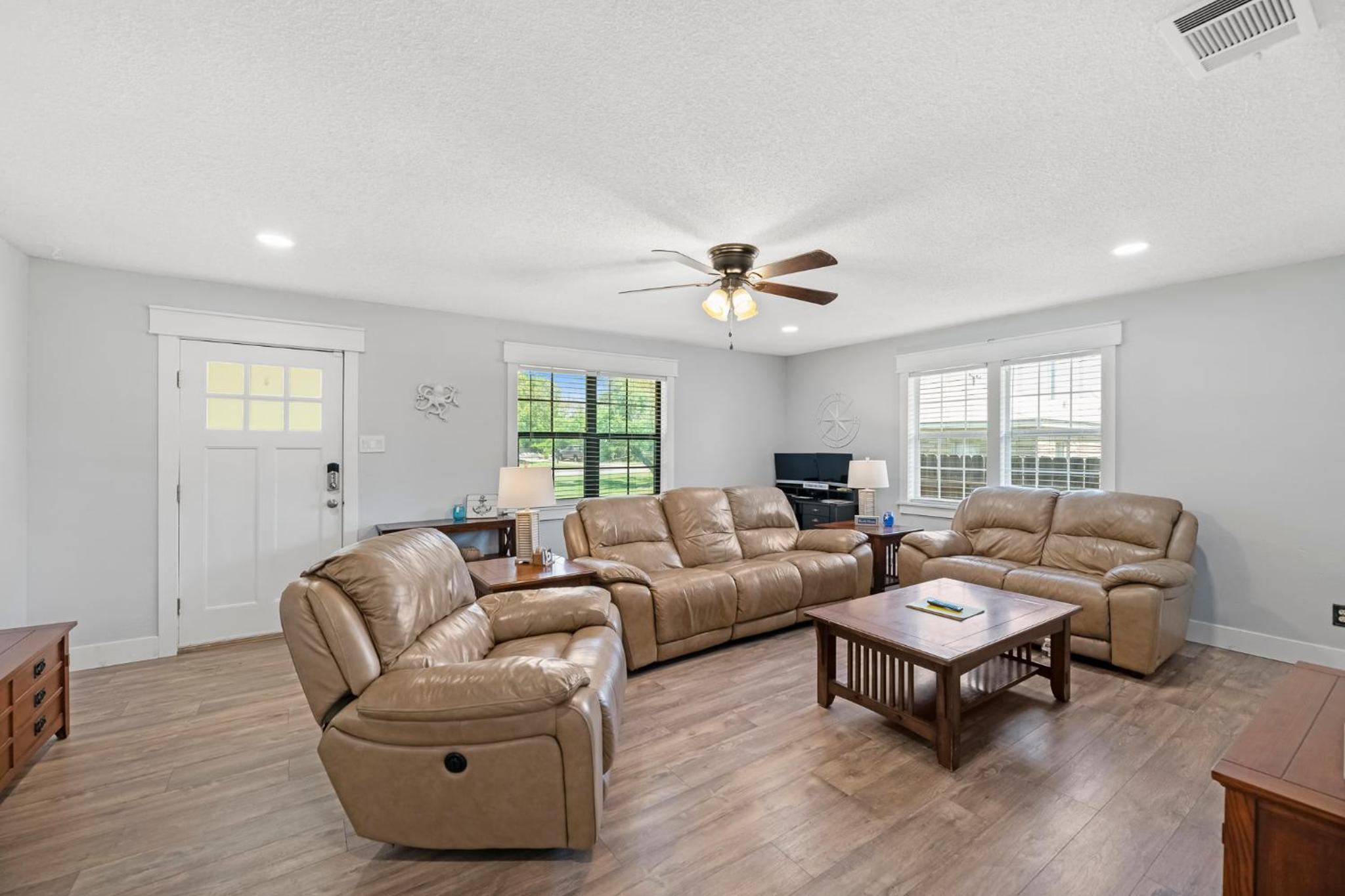 R & R's Reel Paradise 5 minutes to the harbour and 11 miles to the Beach! view 4