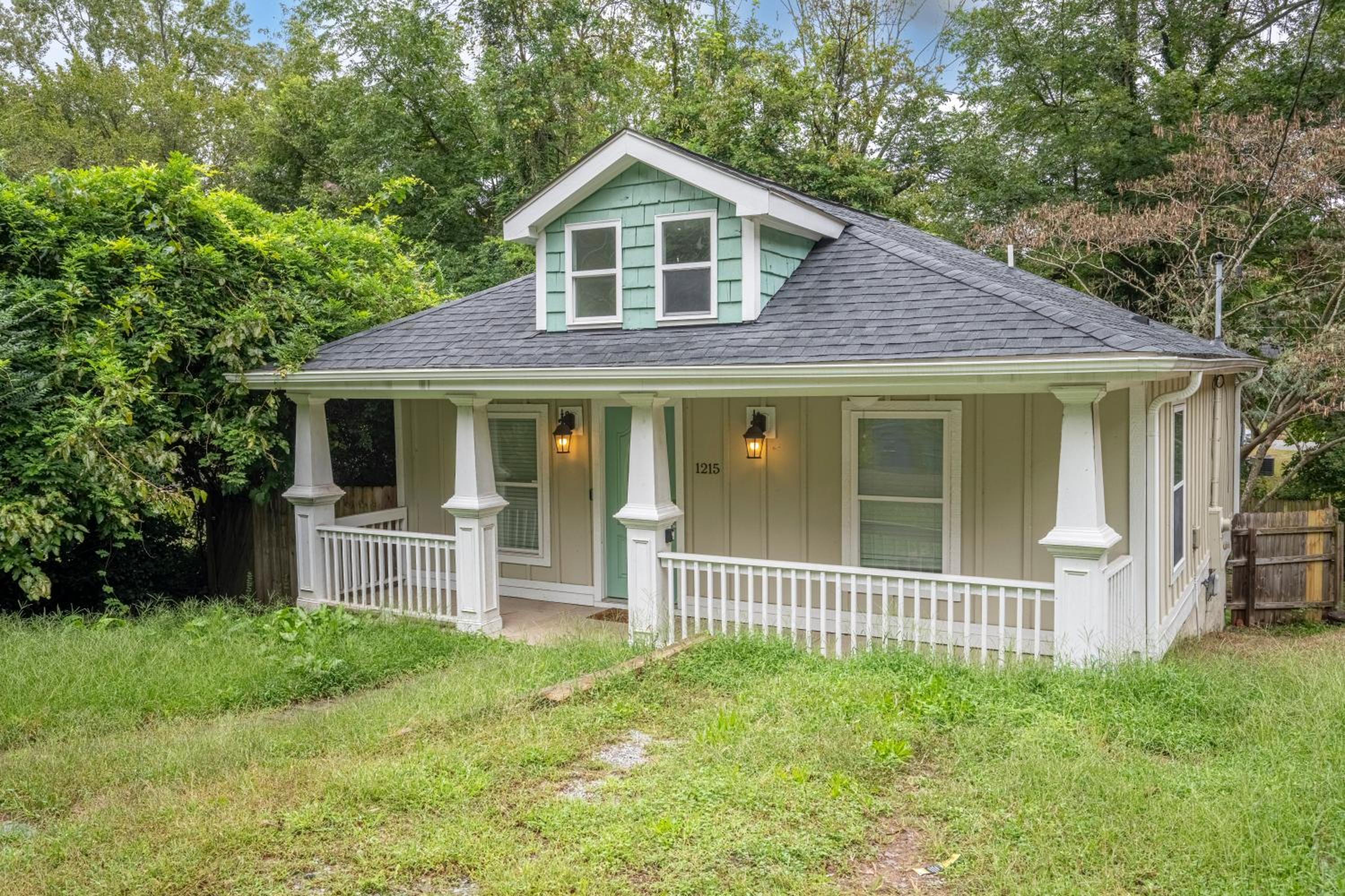 Charming 2BR Bungalow 4 Minutes to Duke University view 5