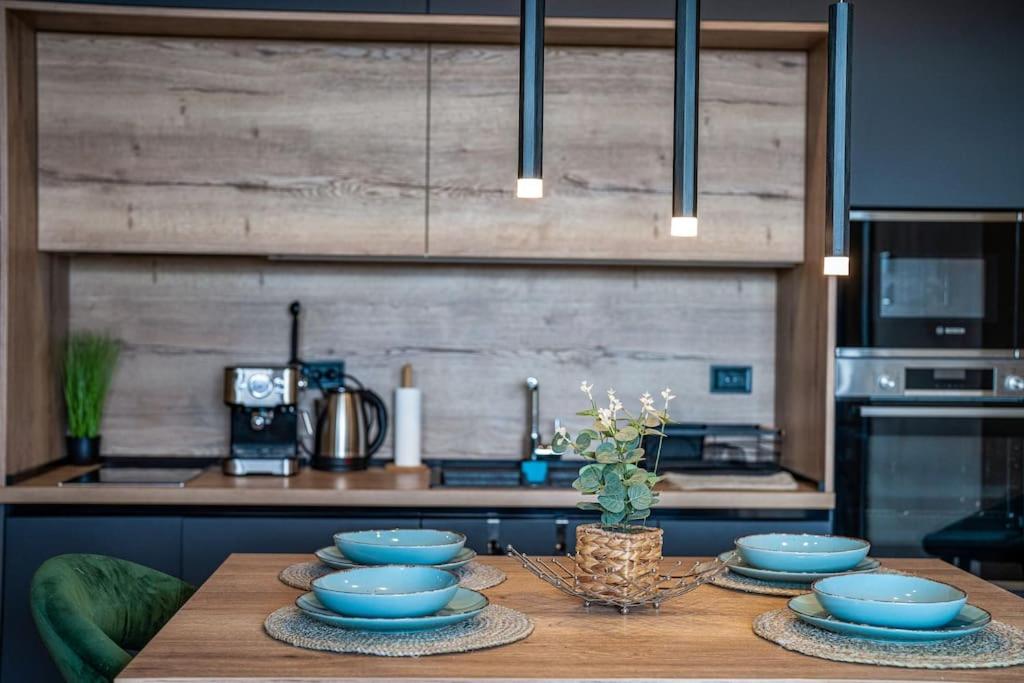 Getaway 2 Bedroom Dream Apartment - free parking