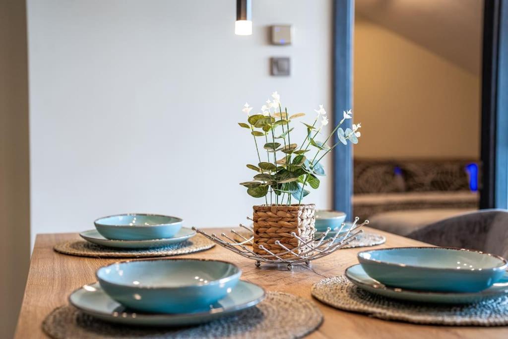 Getaway 2 Bedroom Dream Apartment - free parking