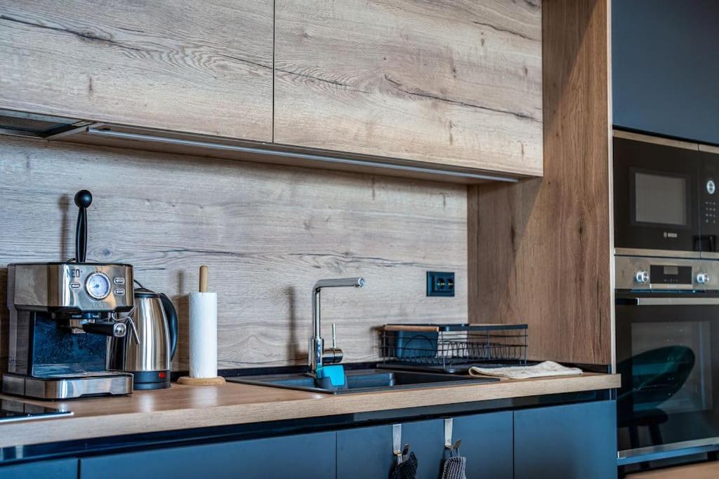 Getaway 2 Bedroom Dream Apartment - free parking