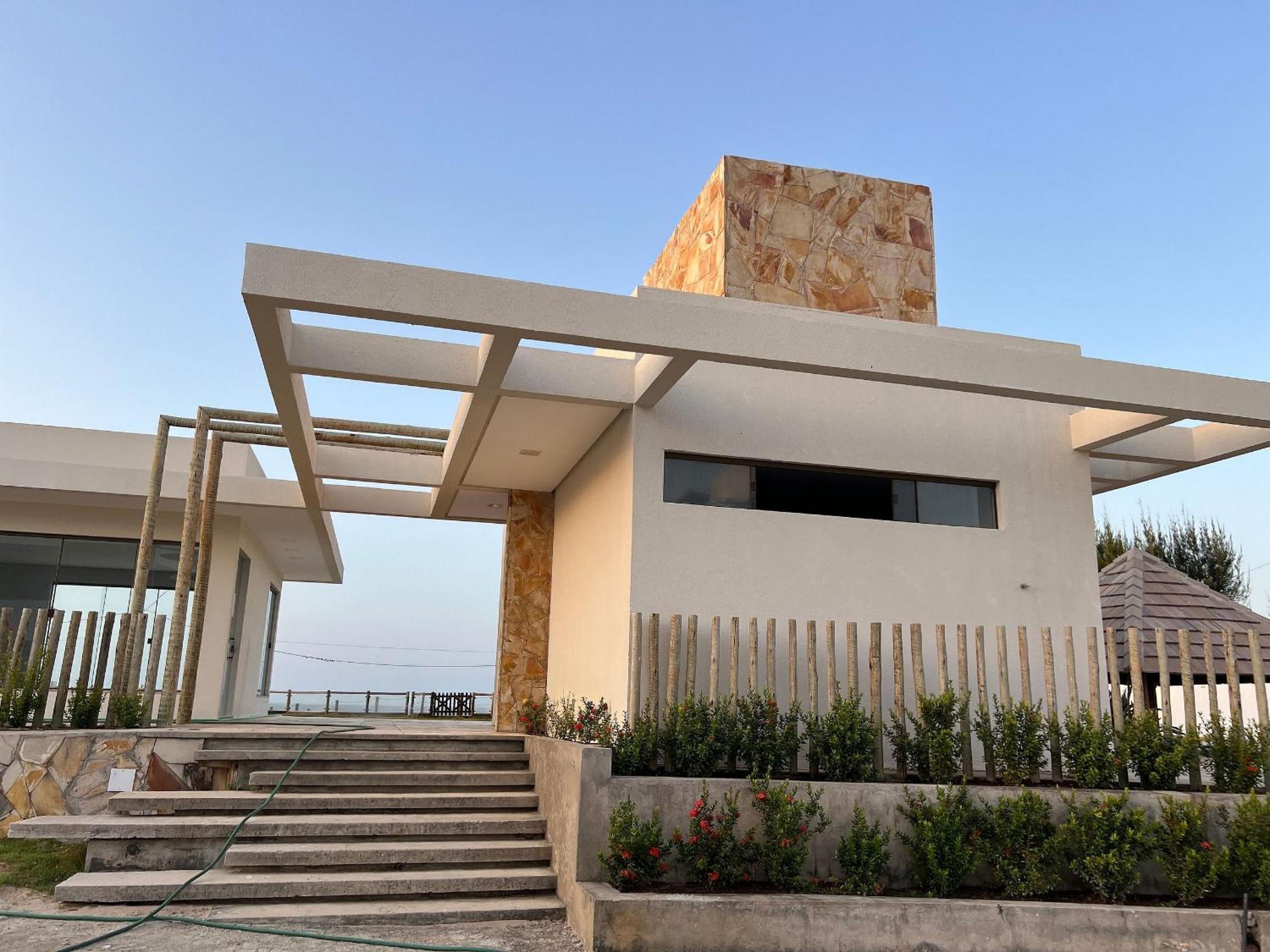 Casa de luxo em condomínio pé na areia com 4 suítes, roftoop com jacuzzi e vista para o mar