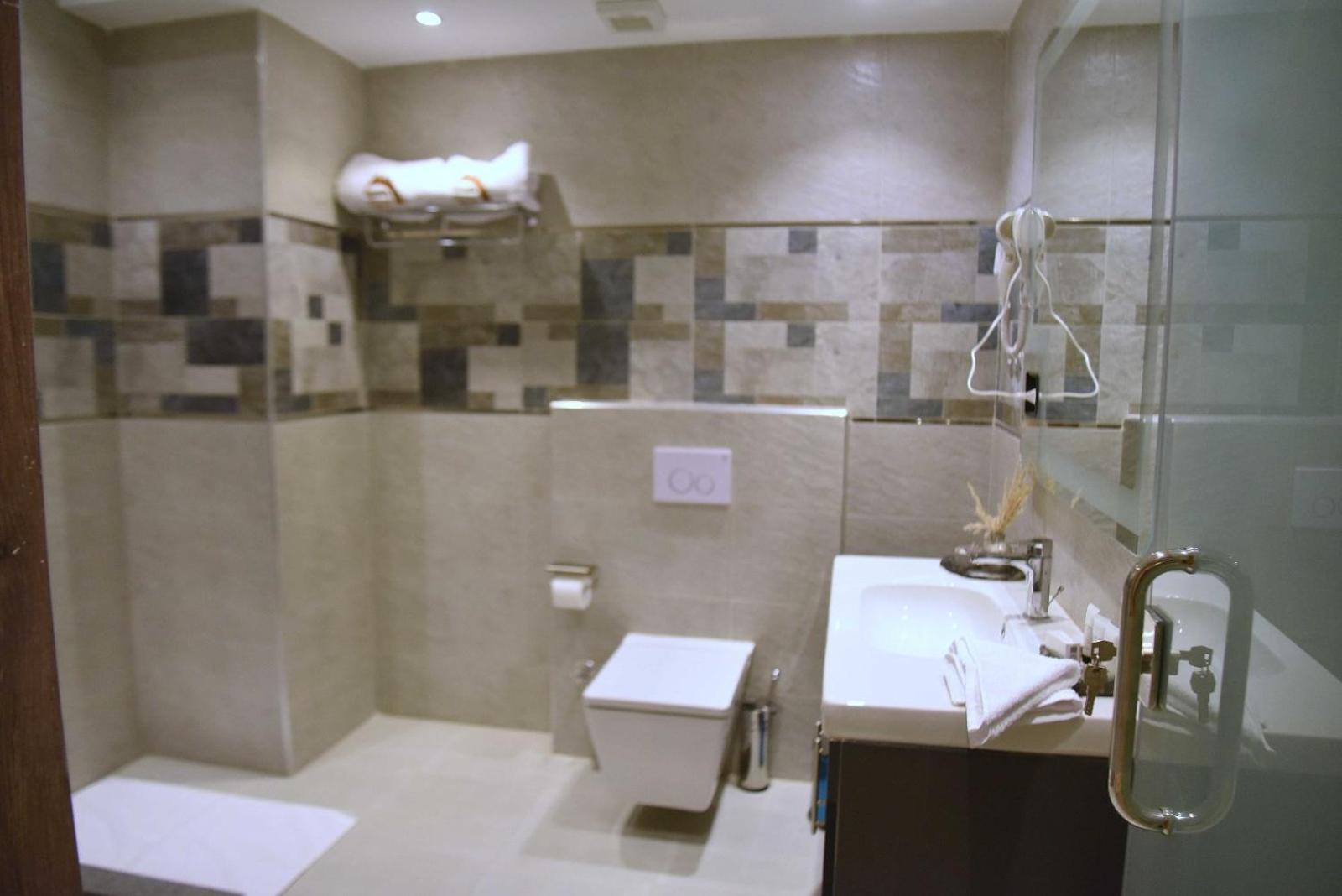 Pyramids Wonders Hotel