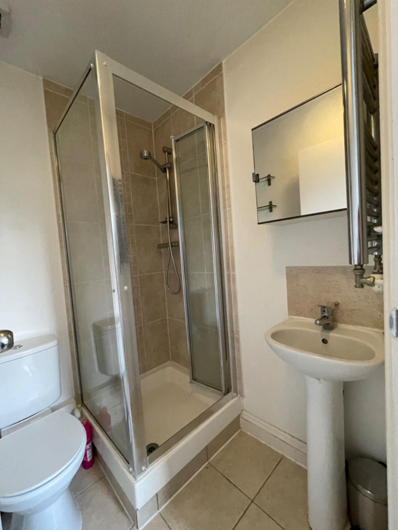 Spacious double bedroom with private bathroom ensuite in London Canary Wharf E14, only 1 stop to Excel and O2 for short or long let in London Canary Wharf,