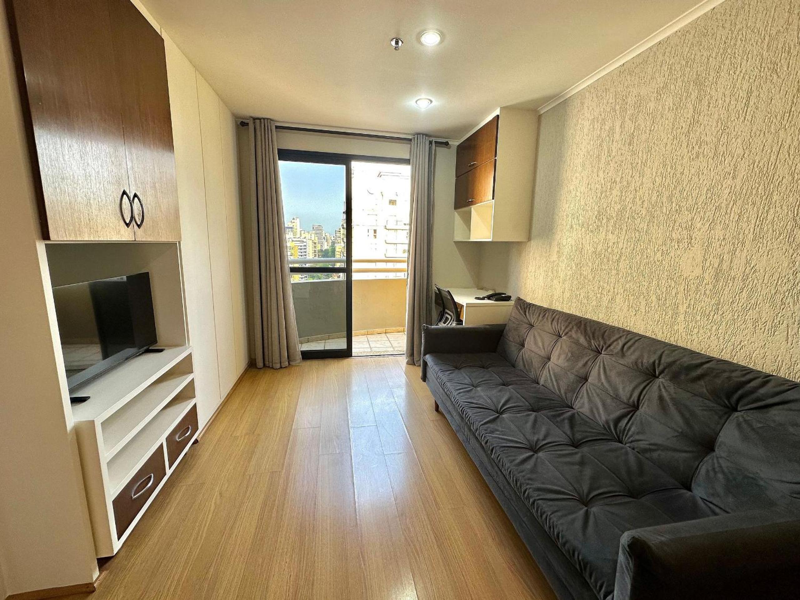 Flat Itaim Bibi reformado c ar condicionado UH2702