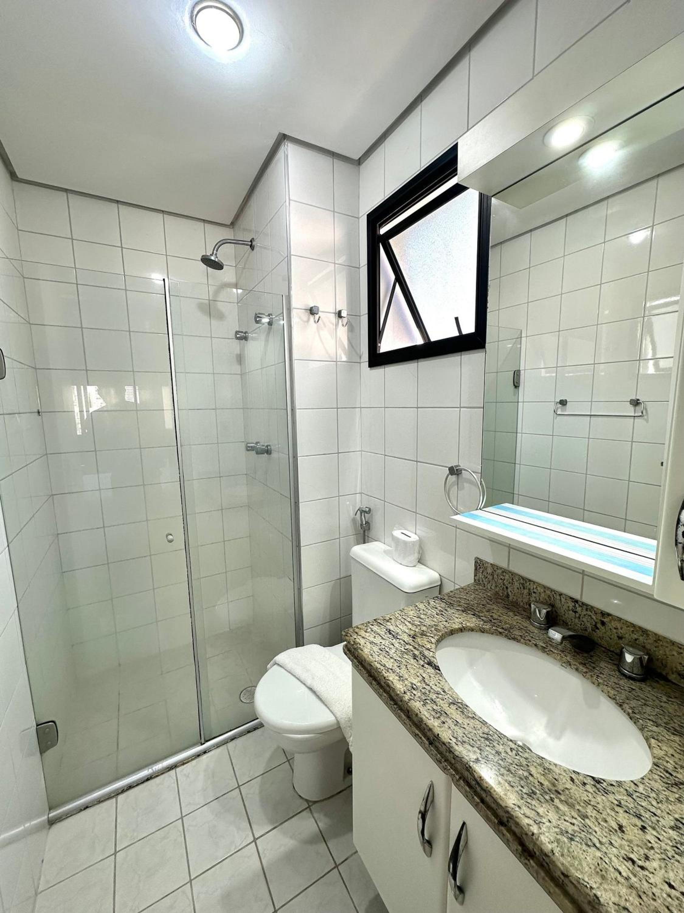 Flat Itaim Bibi reformado c ar condicionado UH2702