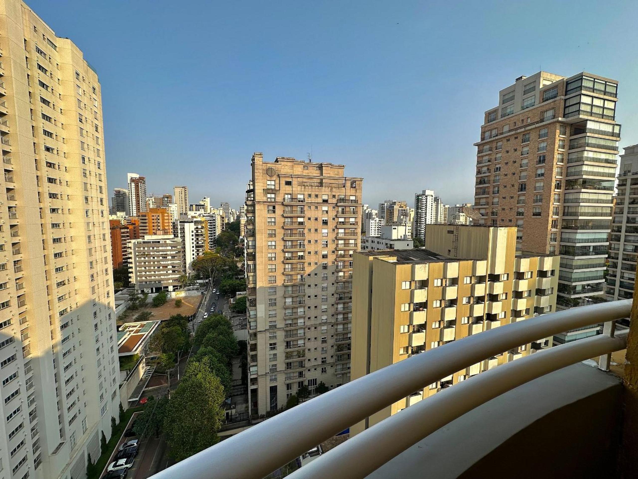 Flat Itaim Bibi reformado c ar condicionado UH2702