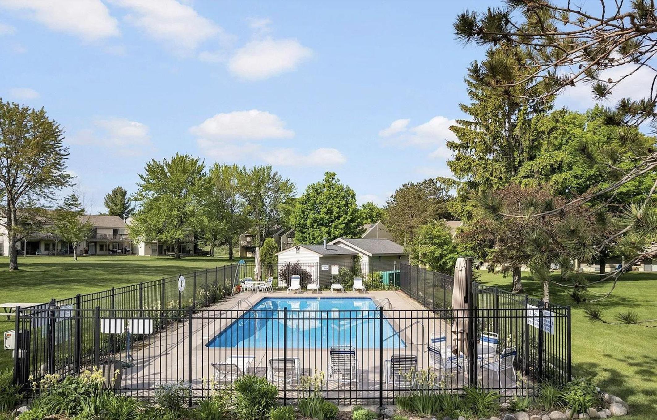 Townhouse w Pool 4bed 4bath, Michigan