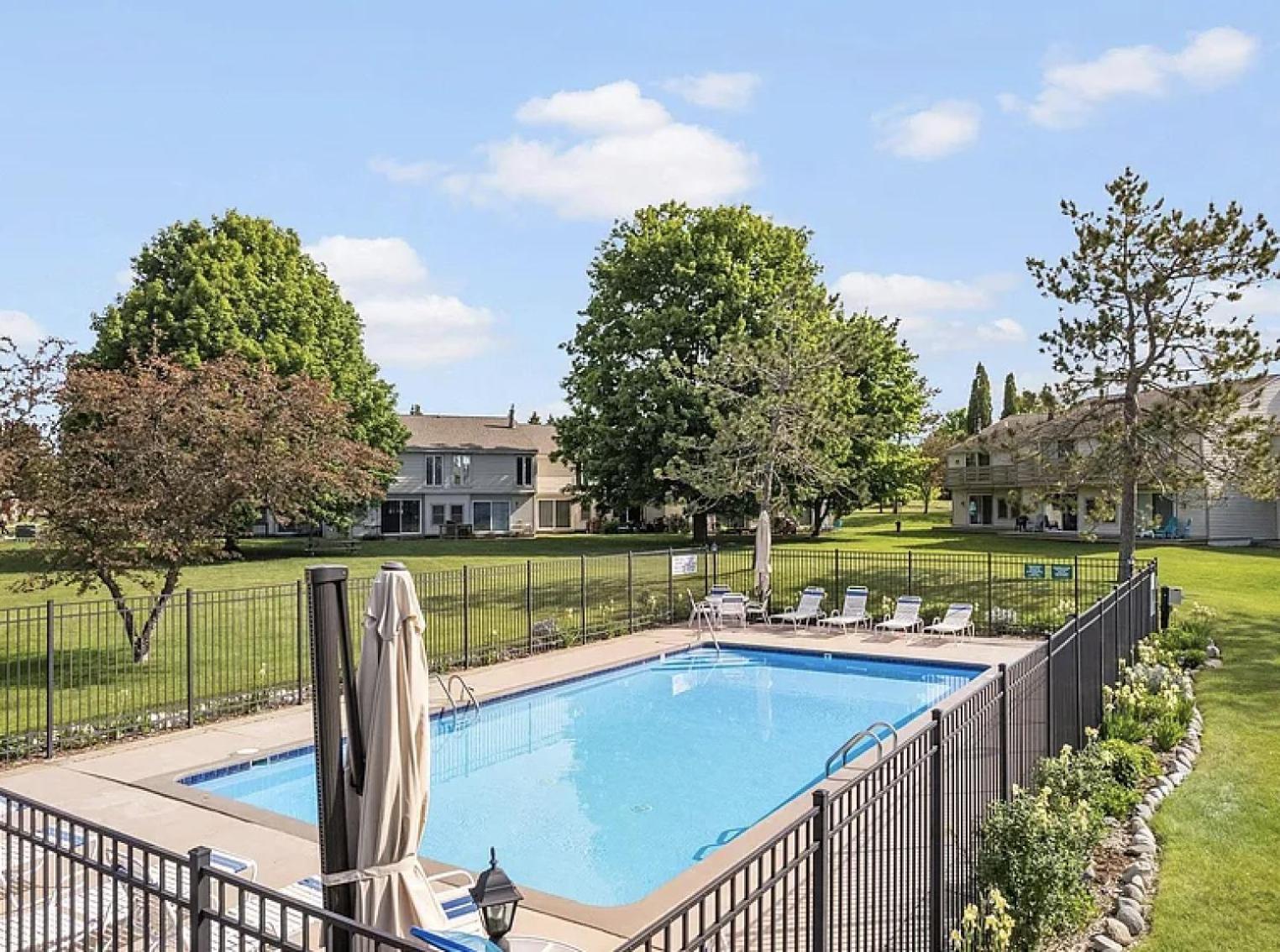 Townhouse w Pool 4bed 4bath, Michigan