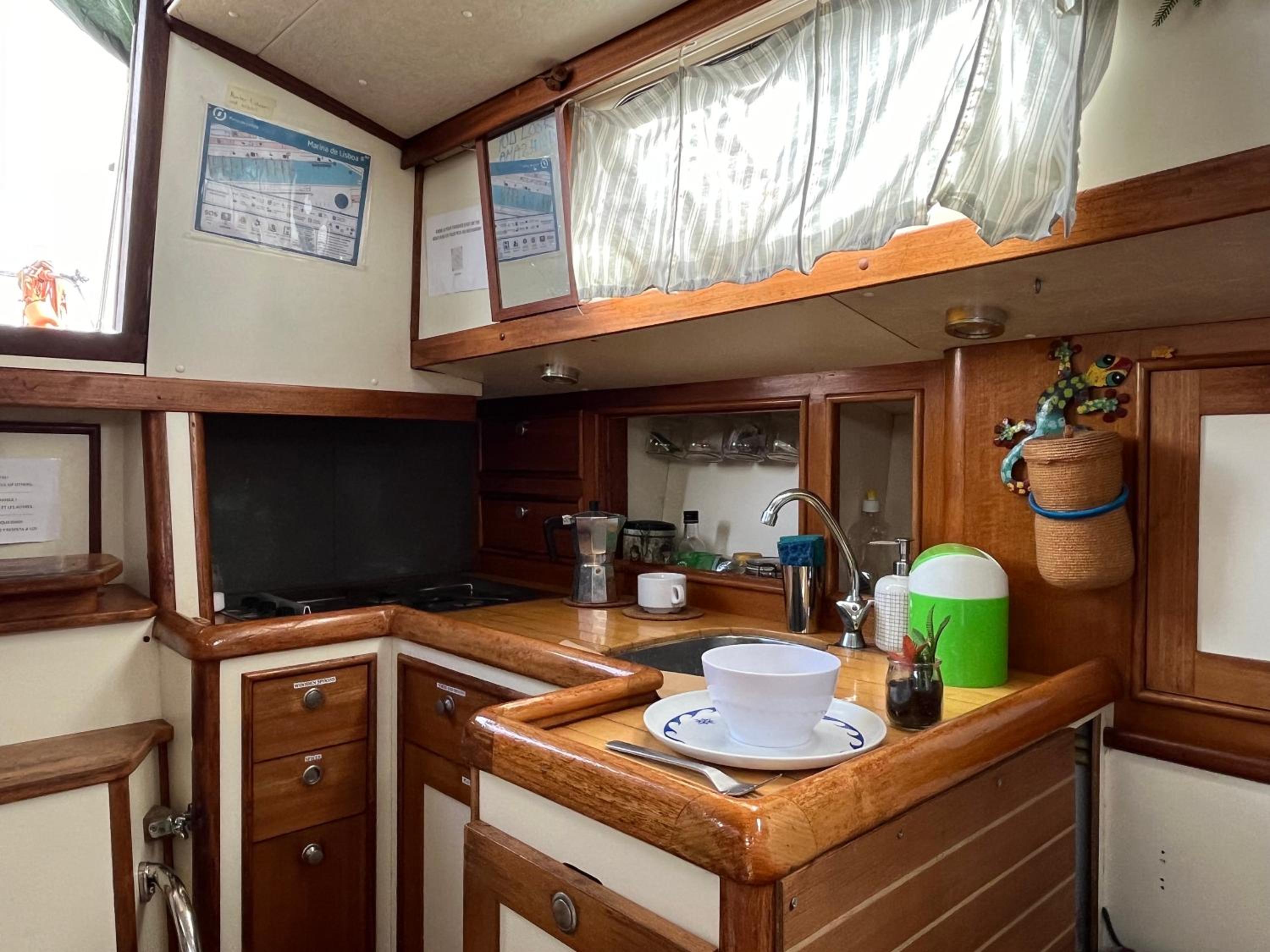 Cozy Lisbon Marina Sleepaboard - Sail Away view 5