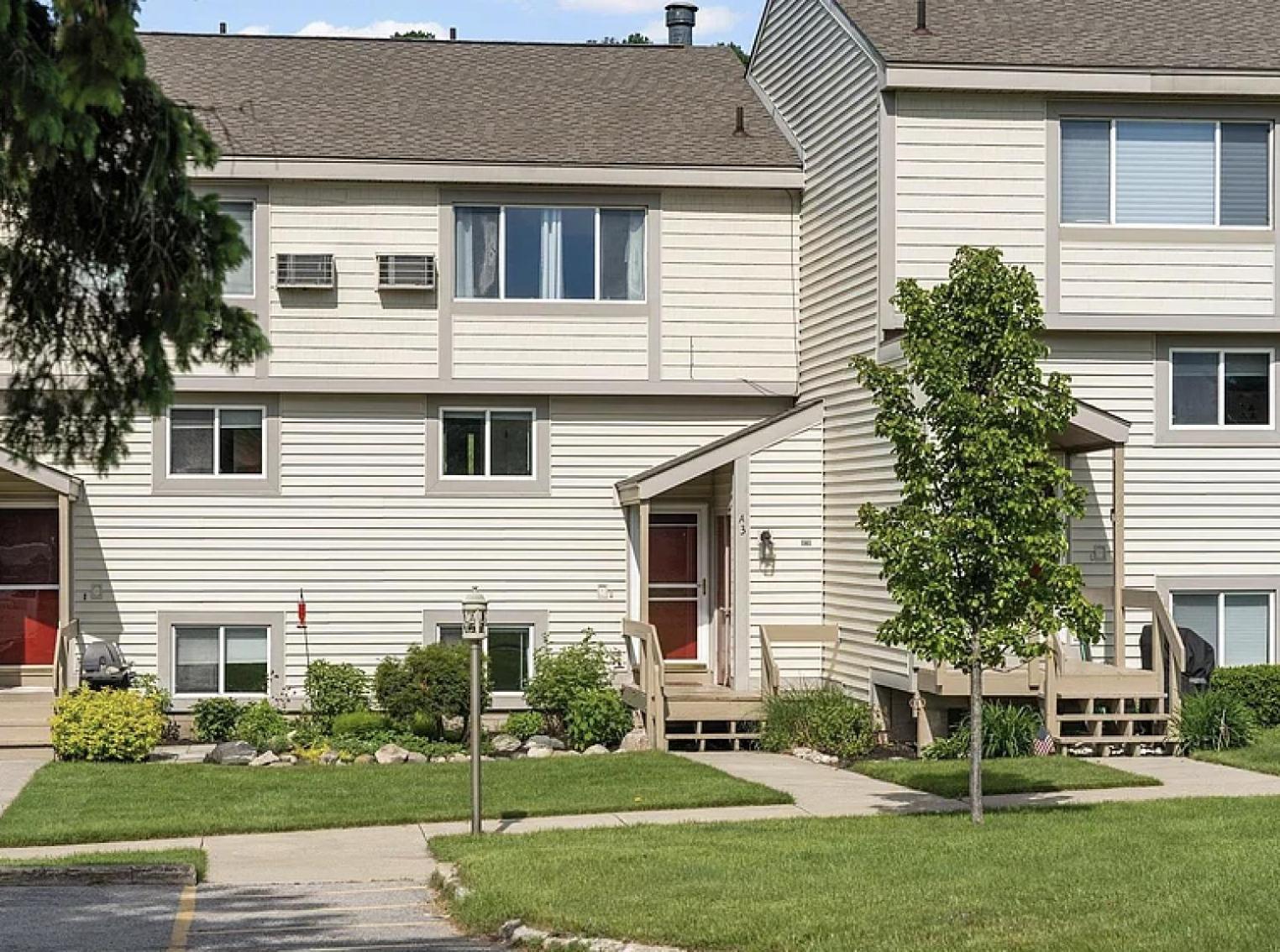 Townhouse w Pool 4bed 4bath, Michigan