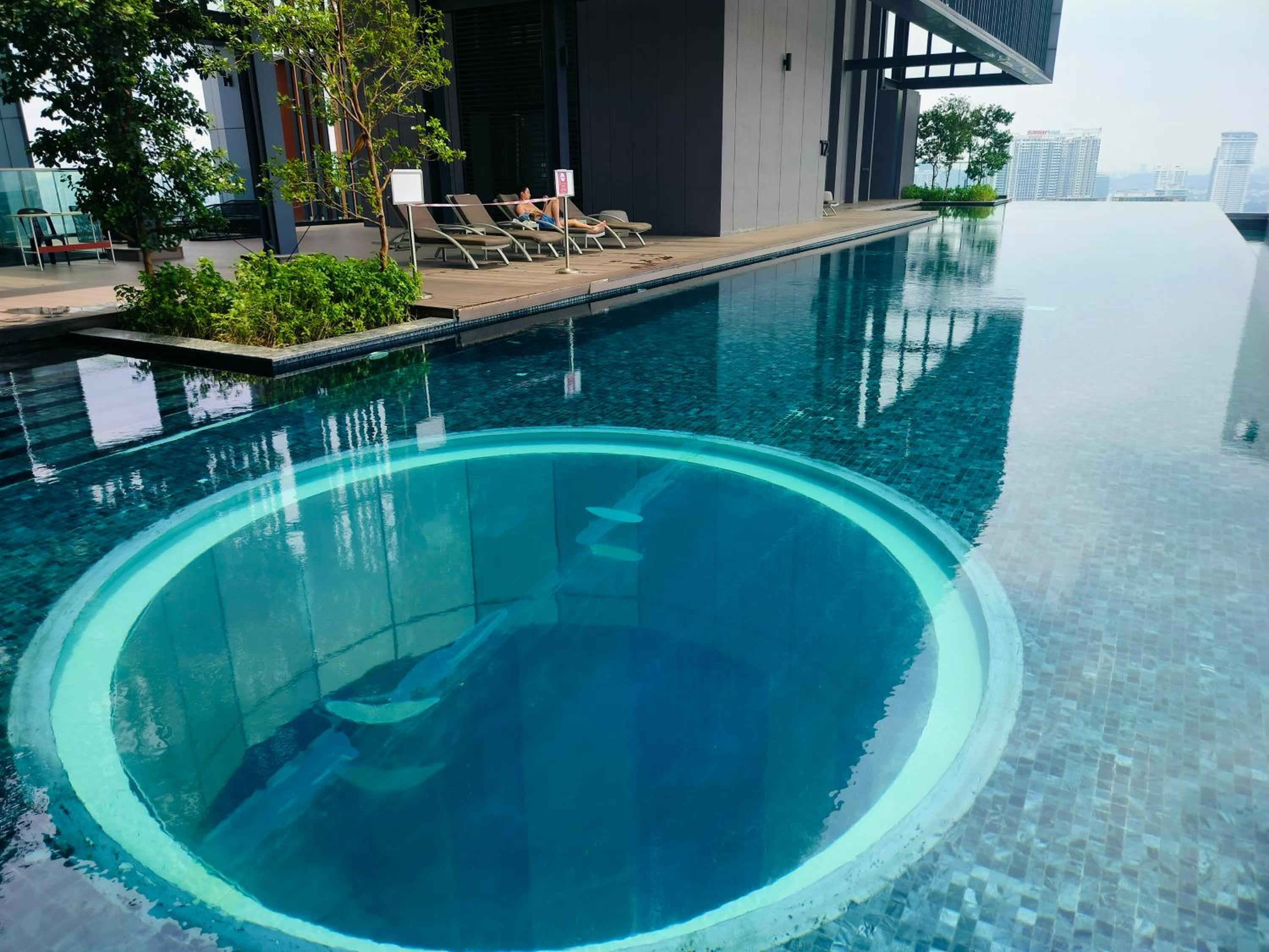 Infinity pool suite Luchentia Residence