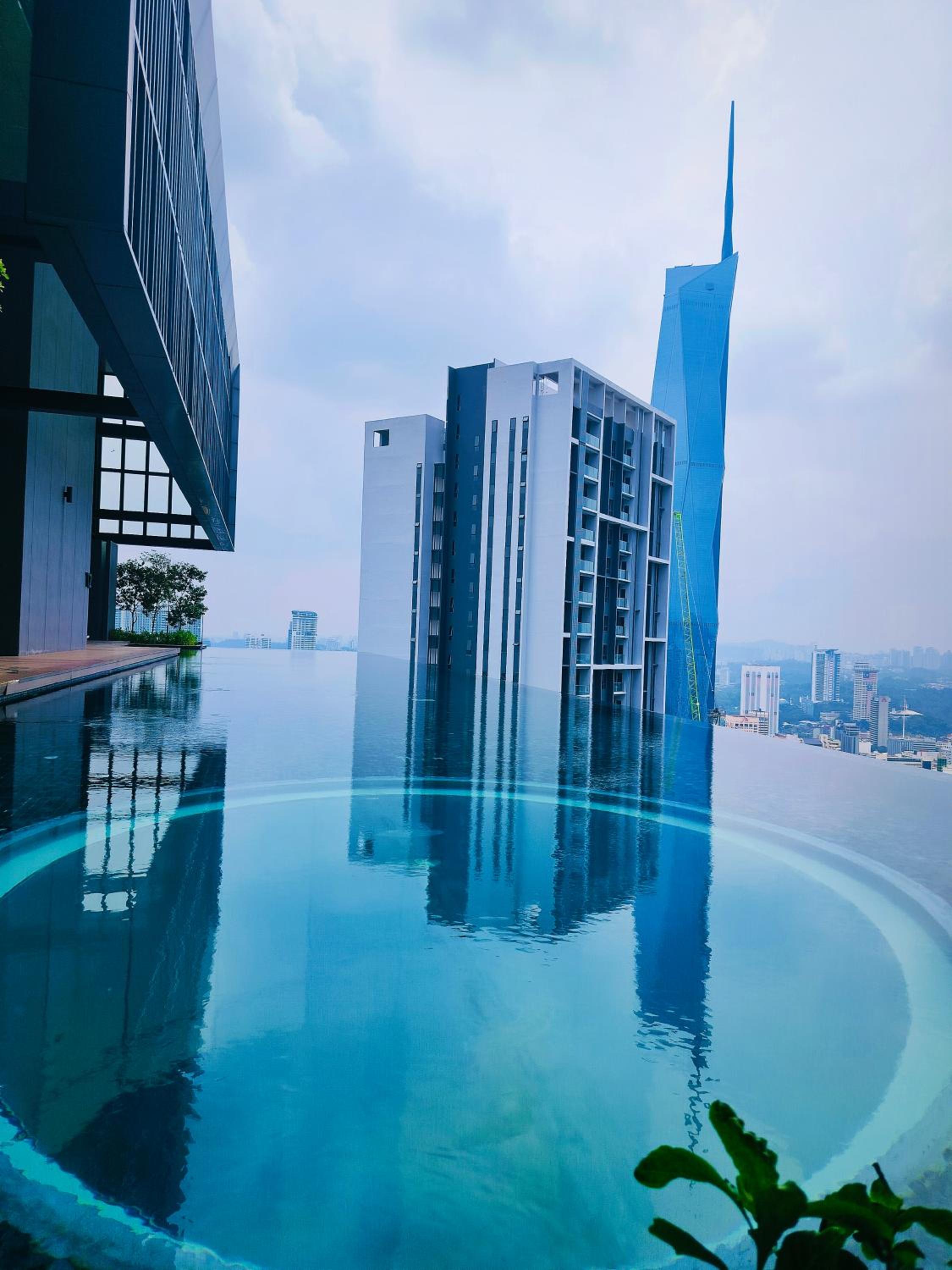 Infinity pool suite Luchentia Residence