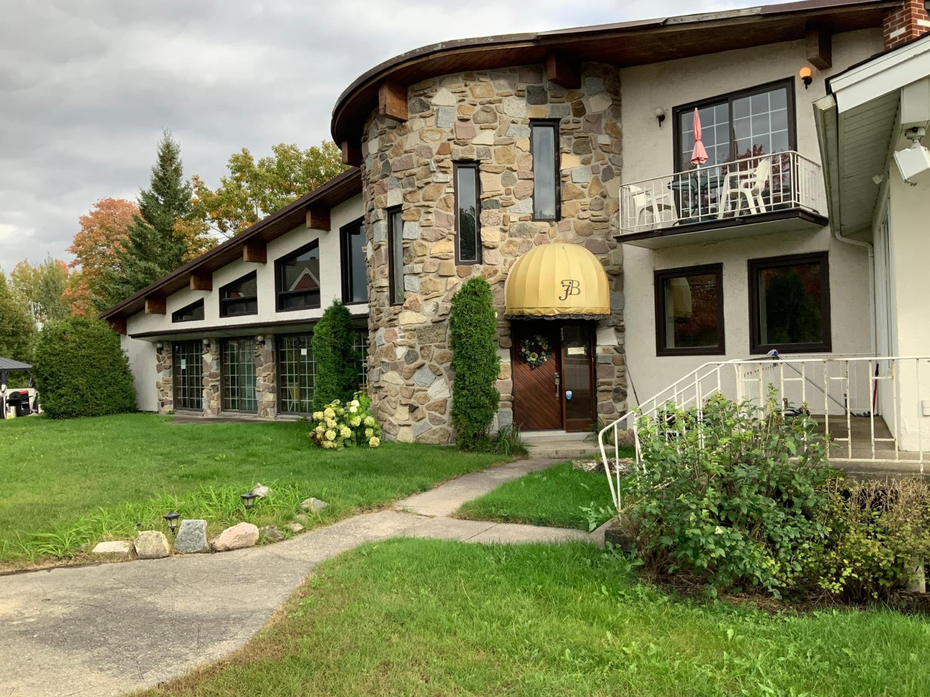 4 BDR Home with Indoor heated pool and party near Montreal
