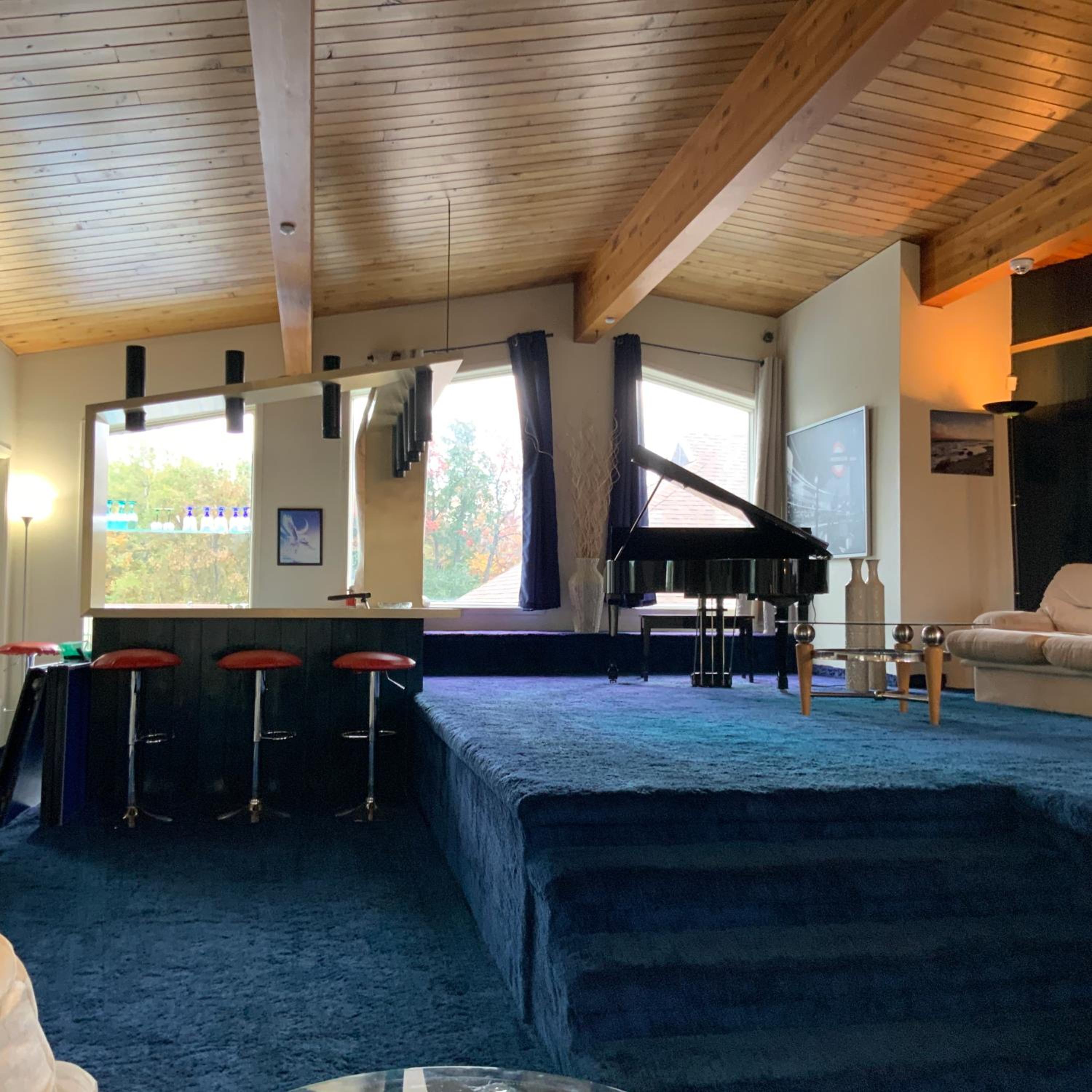 4 BDR Home with Indoor heated pool and party near Montreal