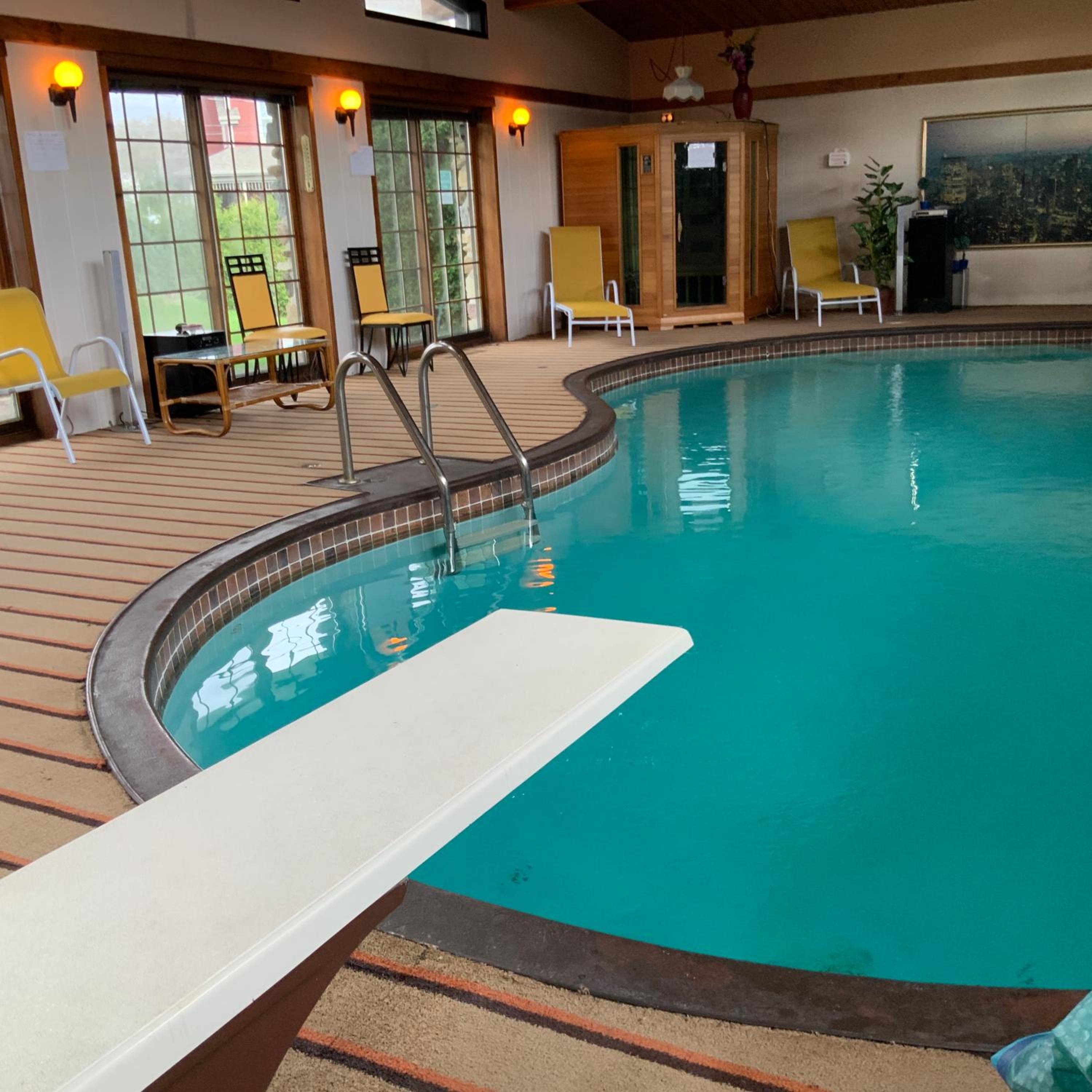 4 BDR Home with Indoor heated pool and party near Montreal