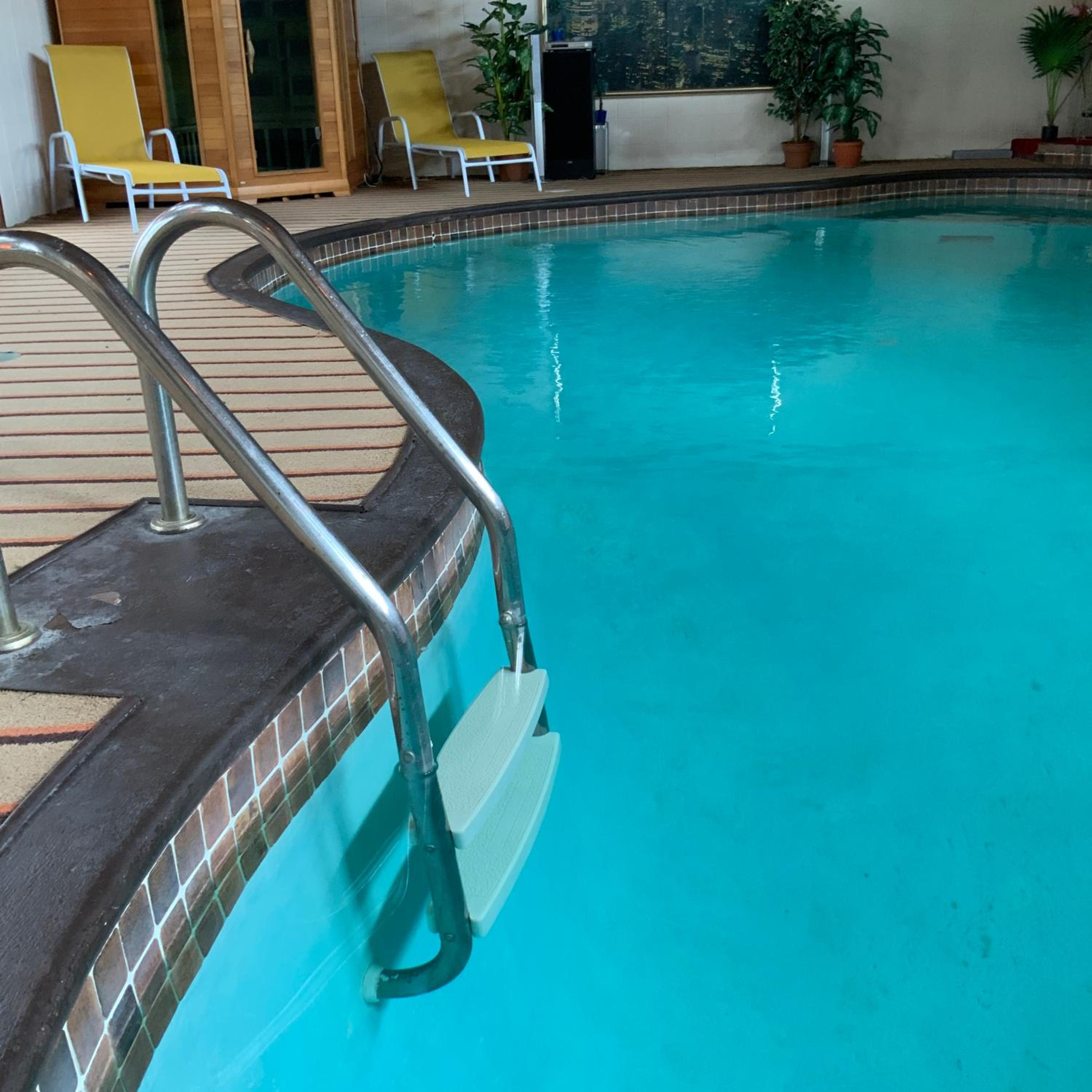 4 BDR Home with Indoor heated pool and party near Montreal
