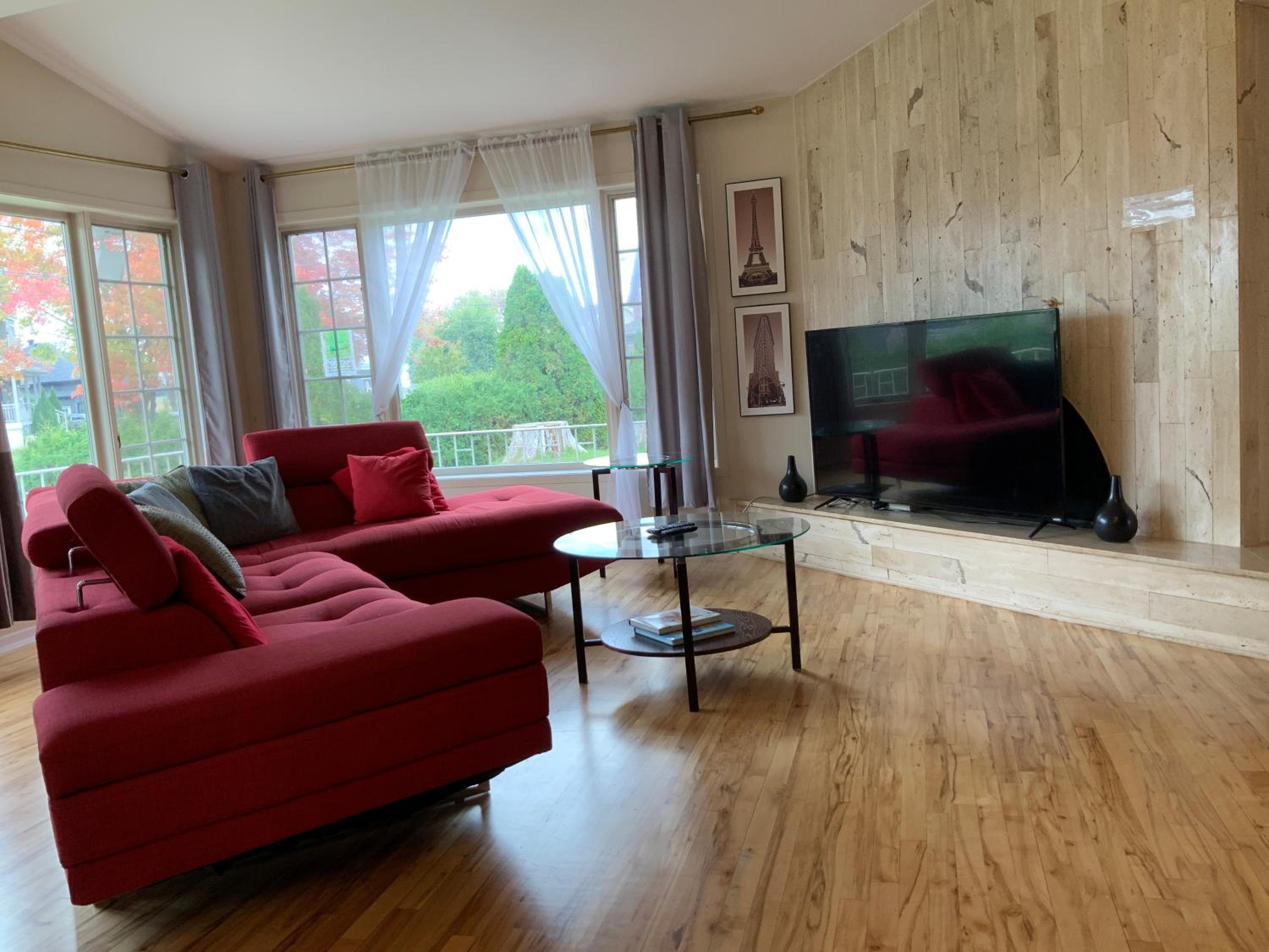 4 BDR Home with Indoor heated pool and party near Montreal