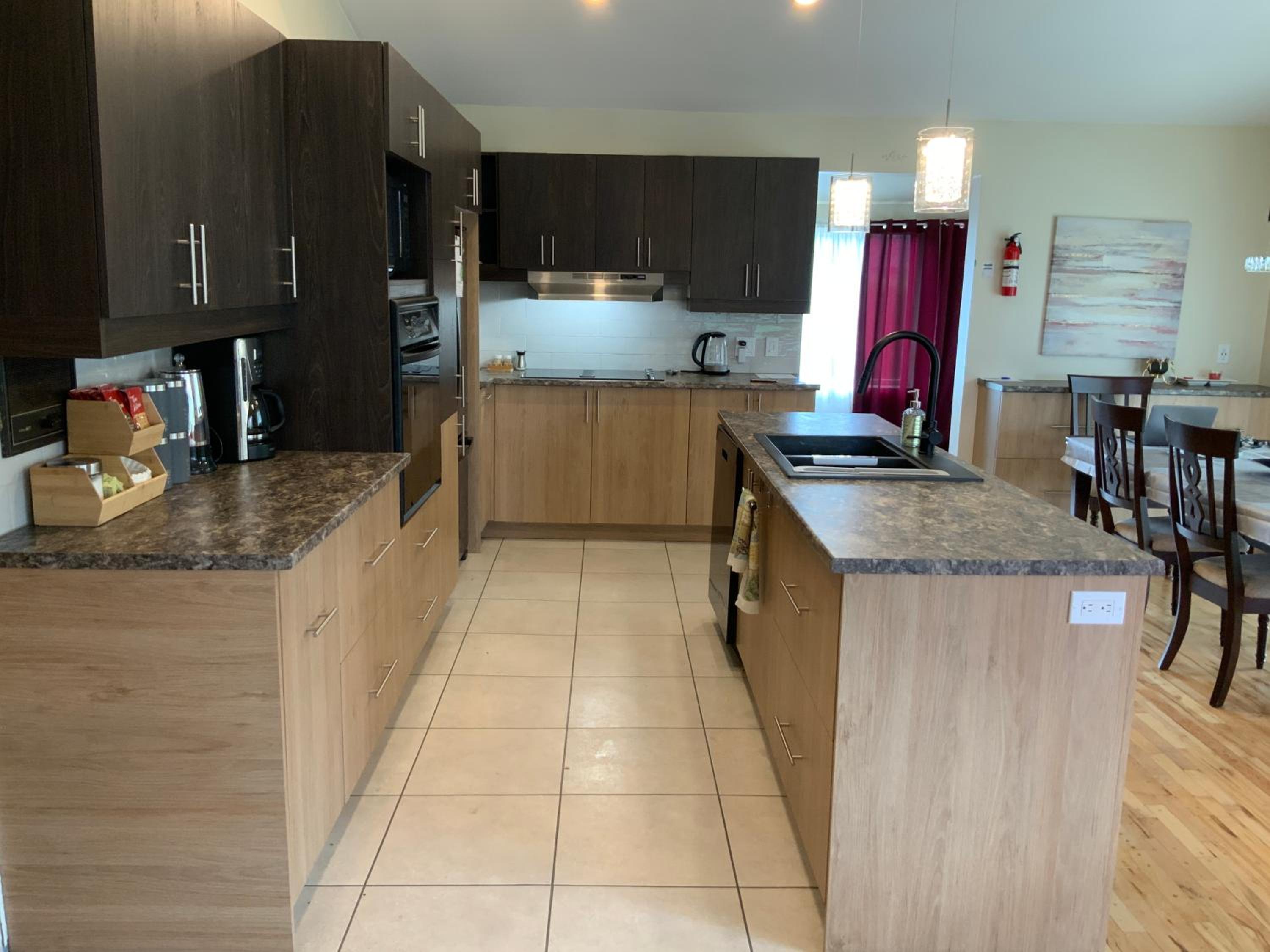 4 BDR Home with Indoor heated pool and party near Montreal