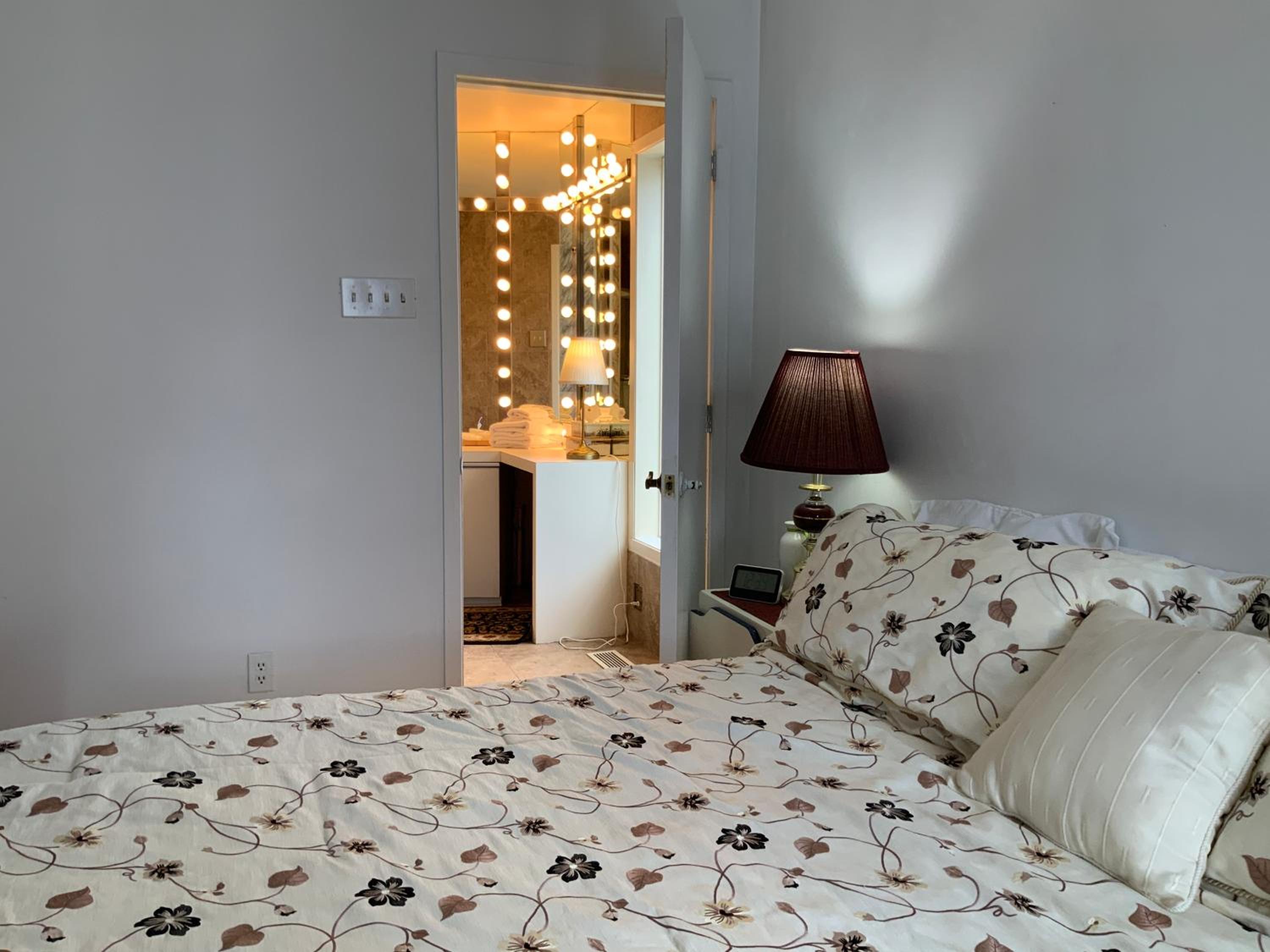 4 BDR Home with Indoor heated pool and party near Montreal