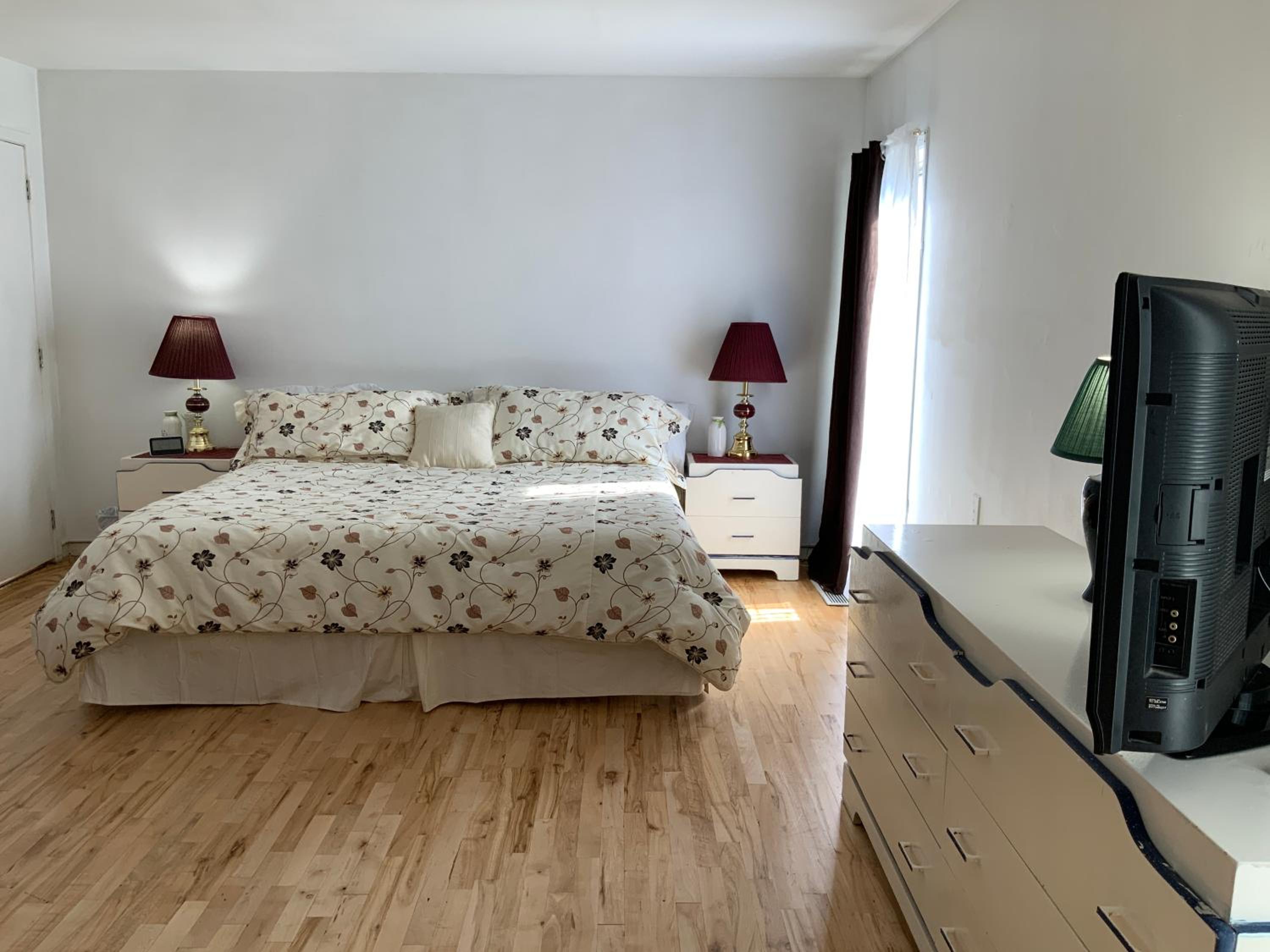 4 BDR Home with Indoor heated pool and party near Montreal
