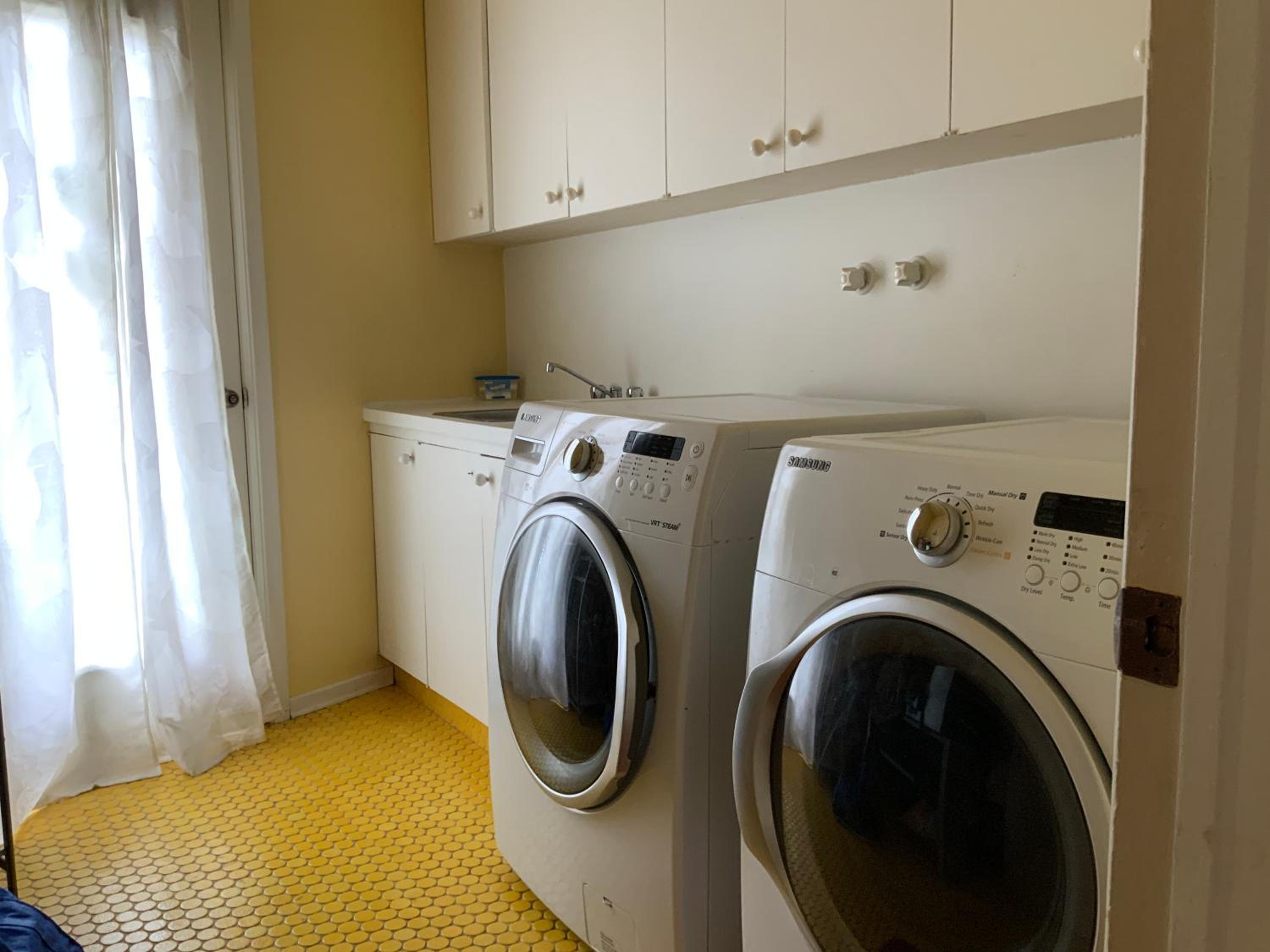 4 BDR Home with Indoor heated pool and party near Montreal