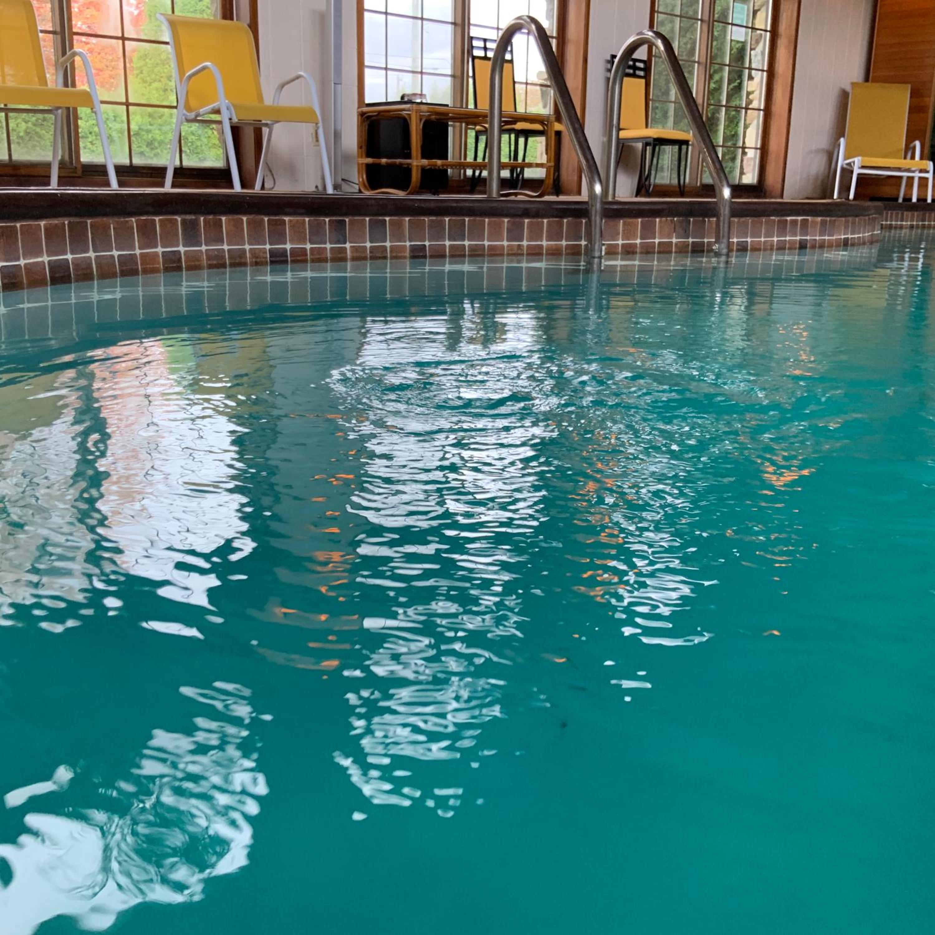 4 BDR Home with Indoor heated pool and party near Montreal