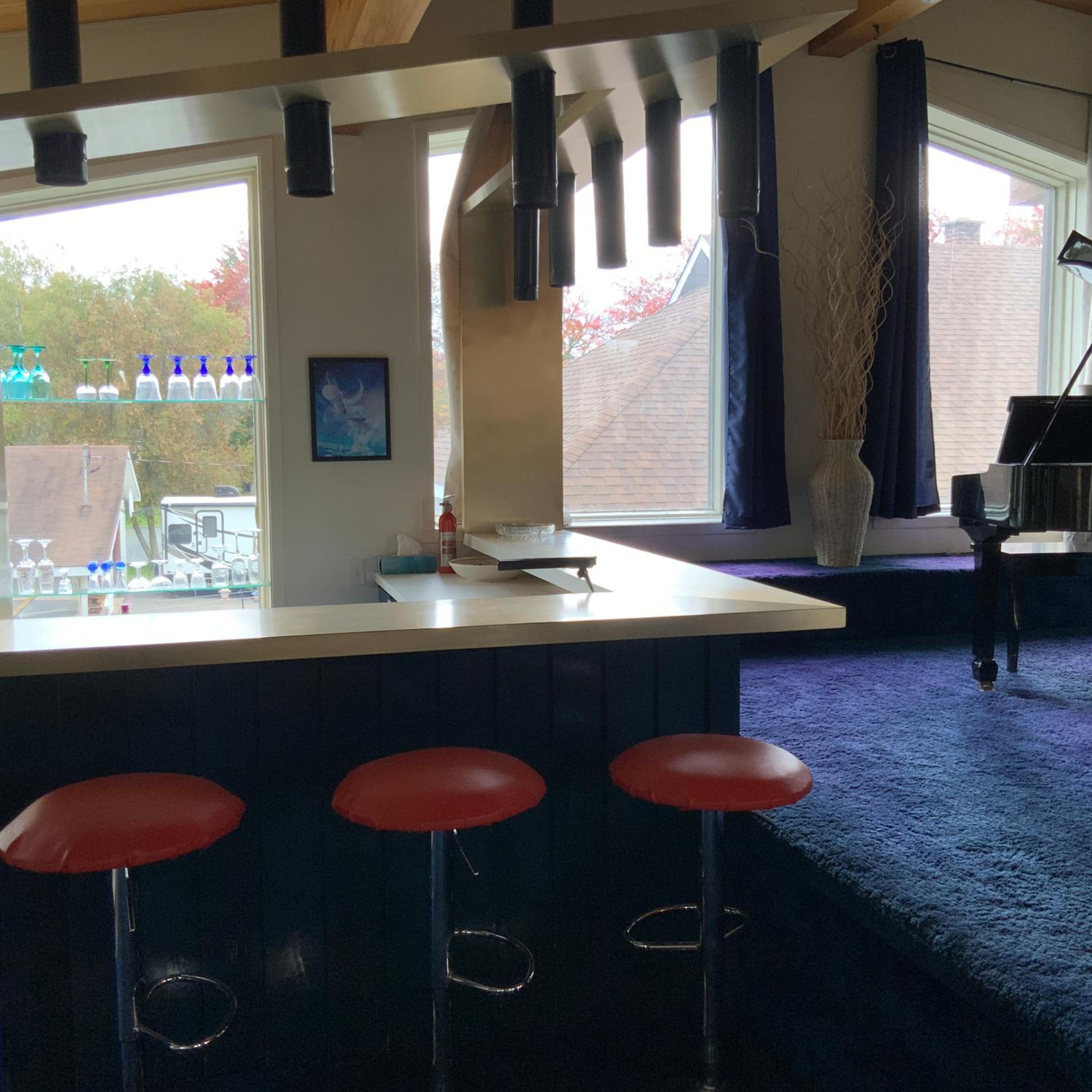 4 BDR Home with Indoor heated pool and party near Montreal