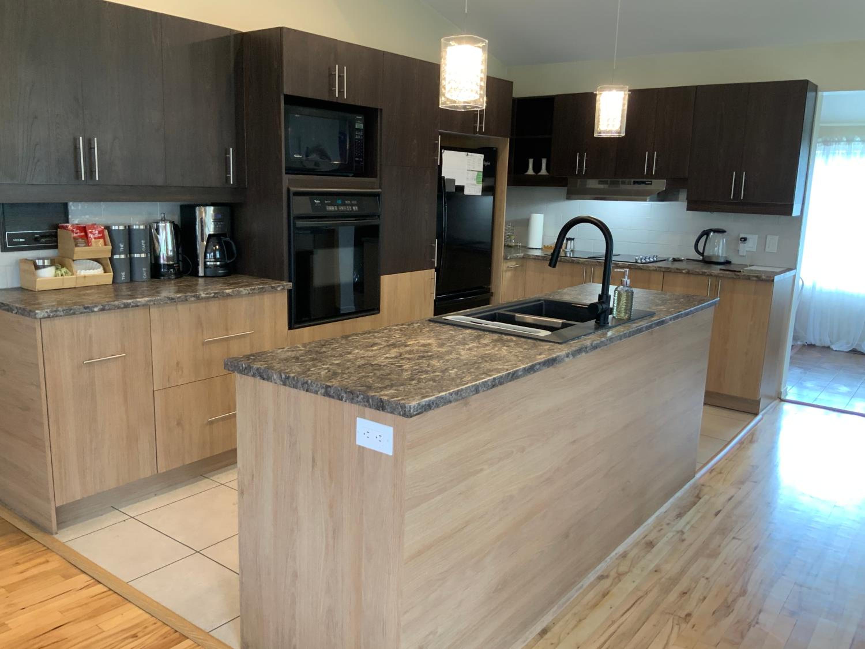 4 BDR Home with Indoor heated pool and party near Montreal