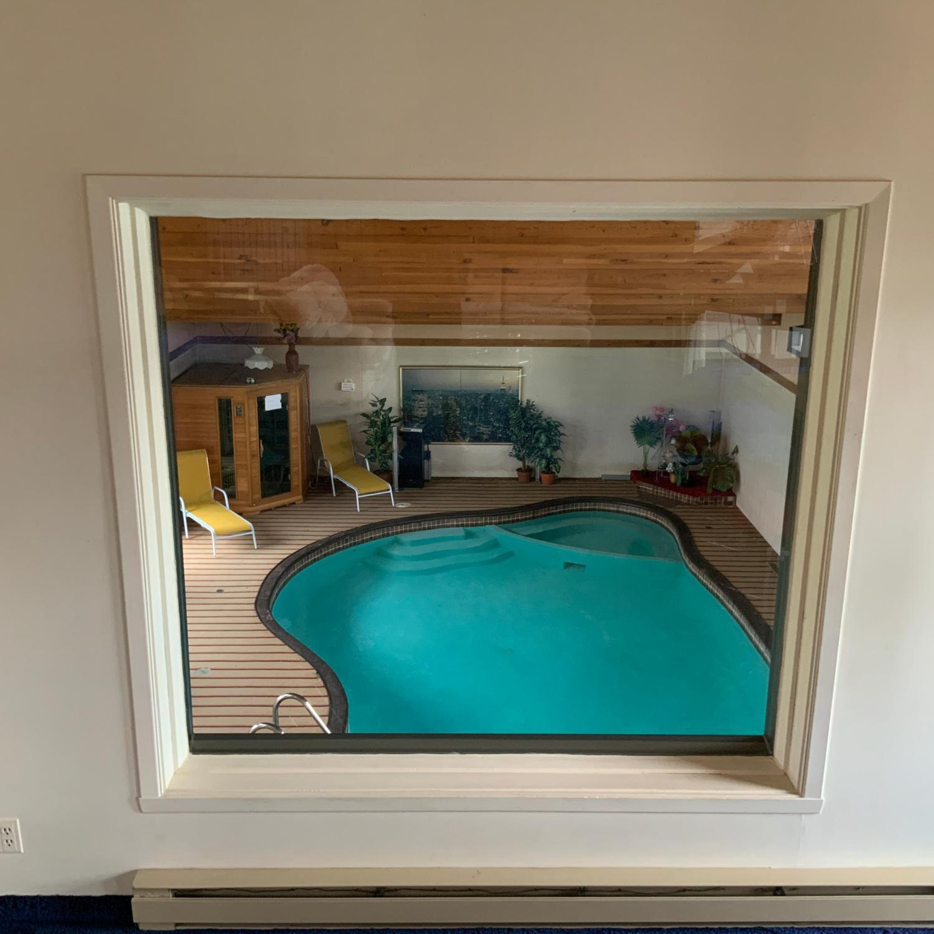 4 BDR Home with Indoor heated pool and party near Montreal