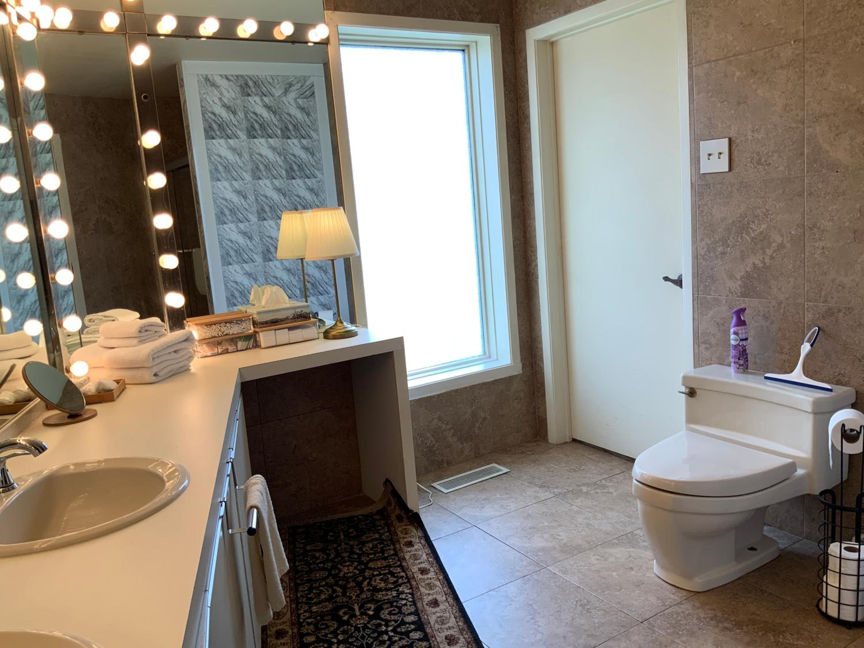 4 BDR Home with Indoor heated pool and party near Montreal