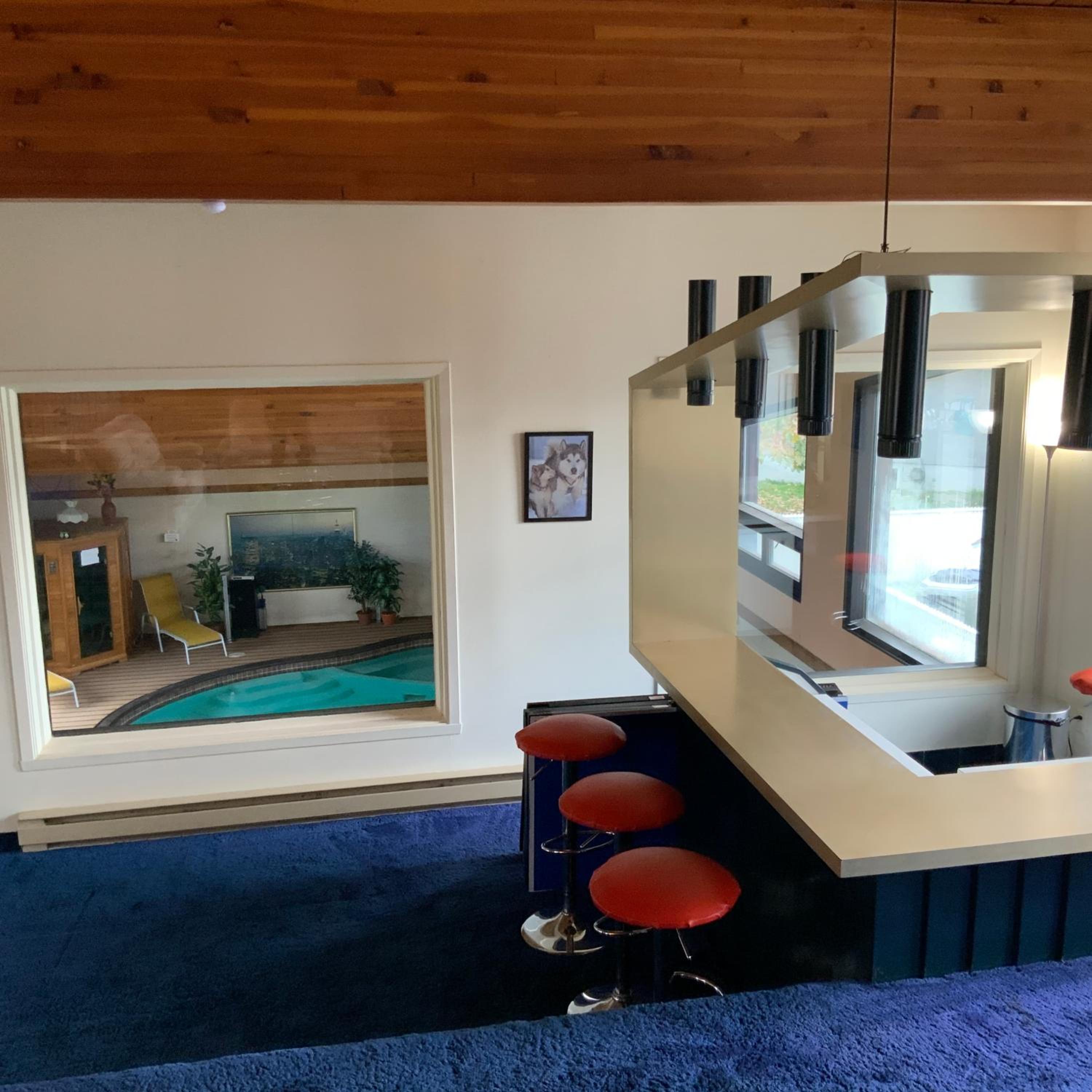 4 BDR Home with Indoor heated pool and party near Montreal