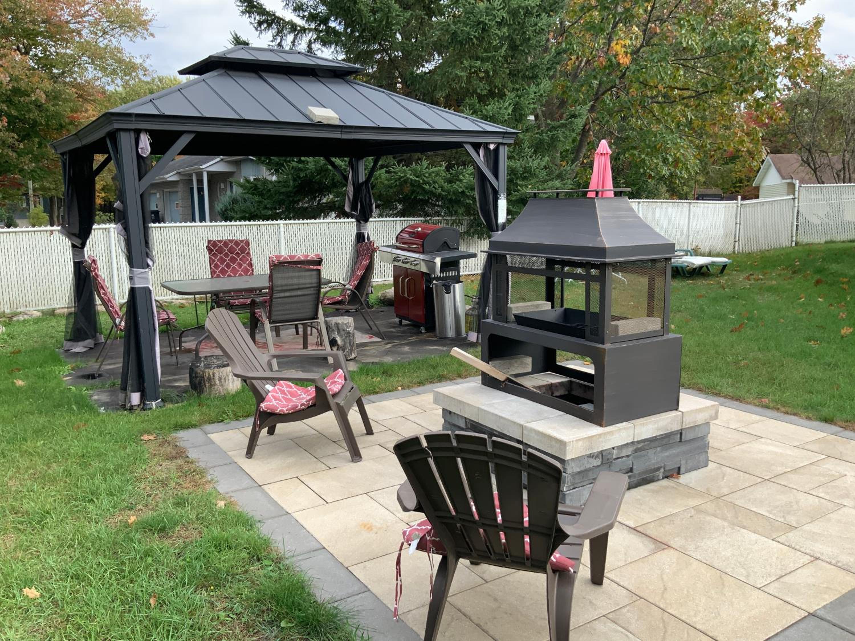 4 BDR Home with Indoor heated pool and party near Montreal