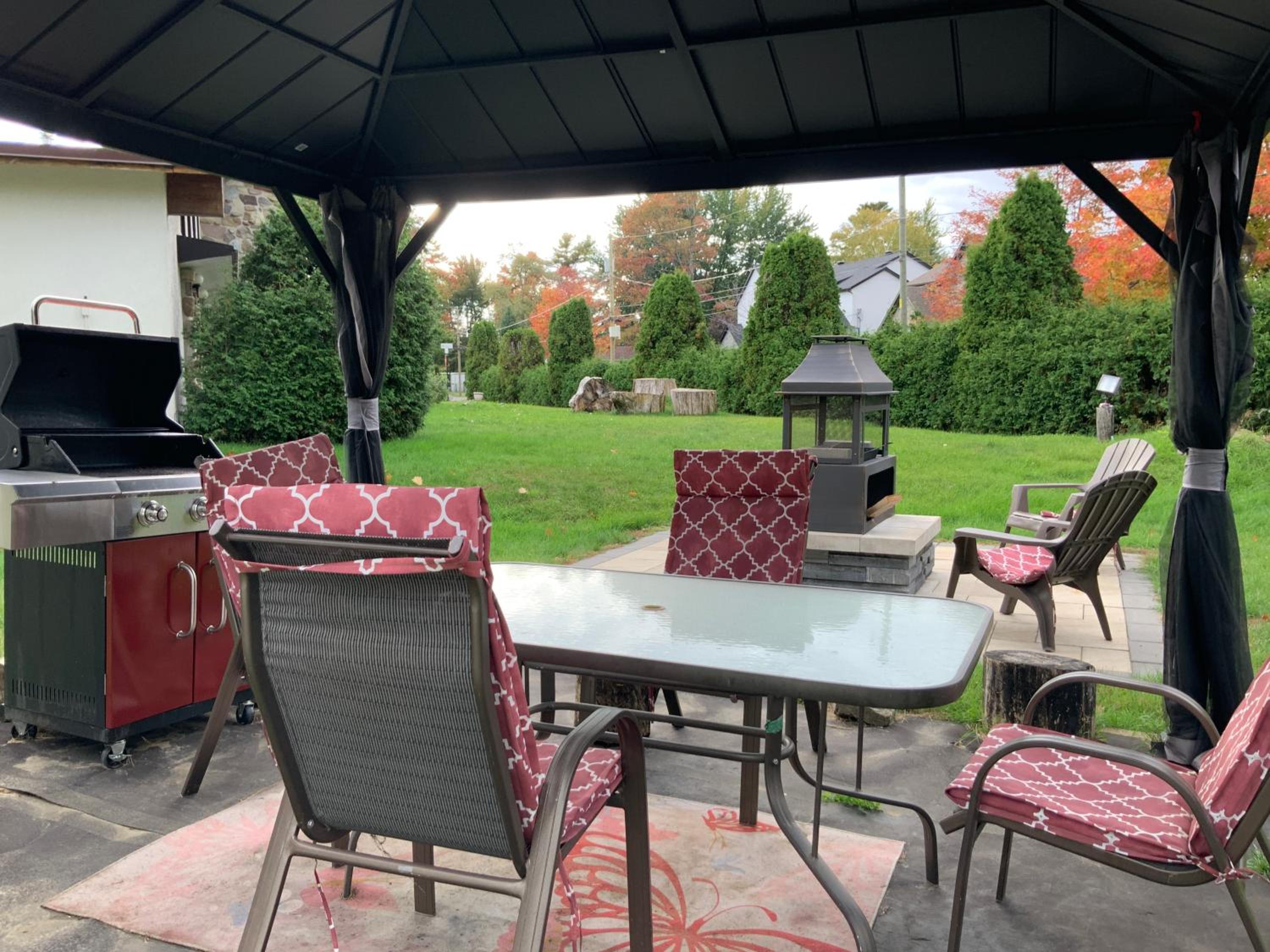 4 BDR Home with Indoor heated pool and party near Montreal