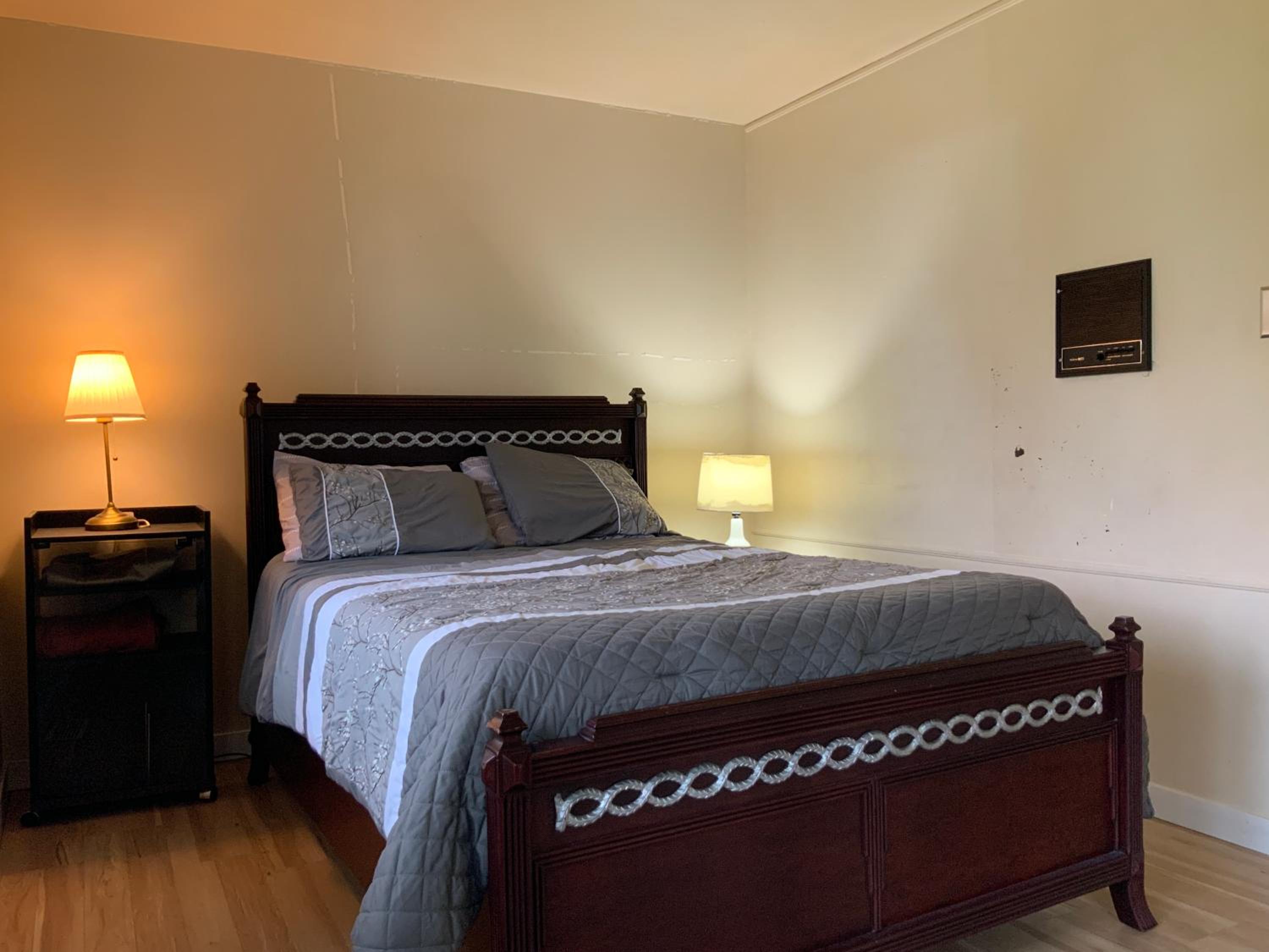 4 BDR Home with Indoor heated pool and party near Montreal