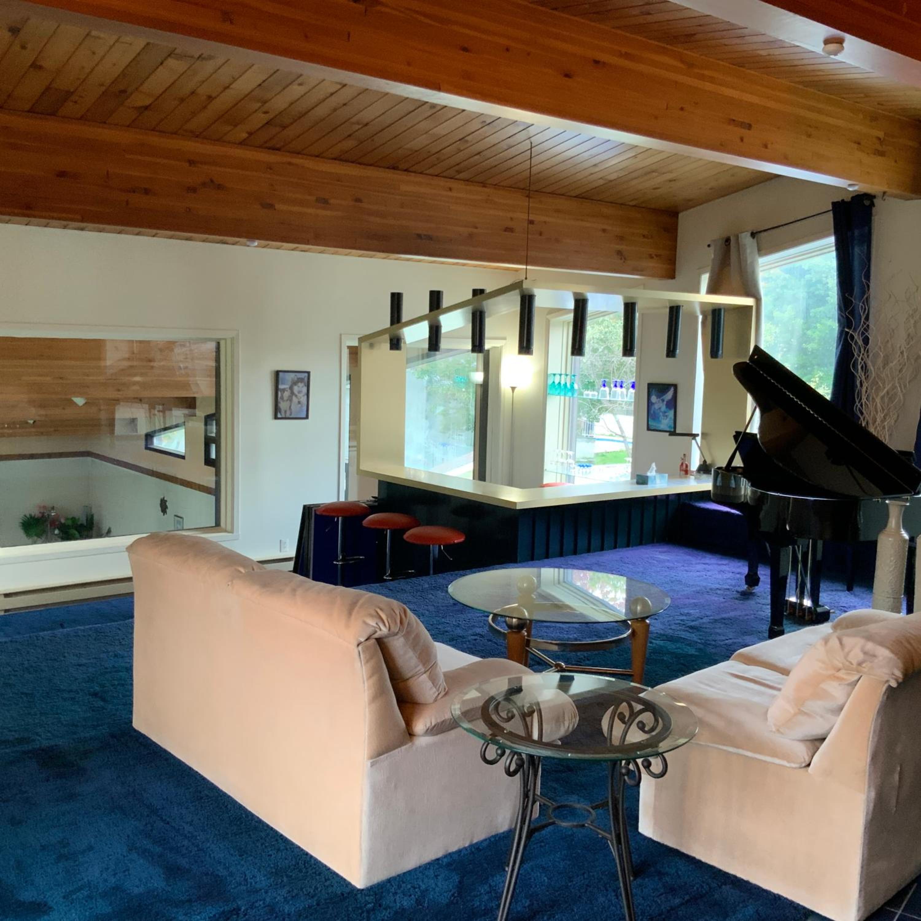 4 BDR Home with Indoor heated pool and party near Montreal