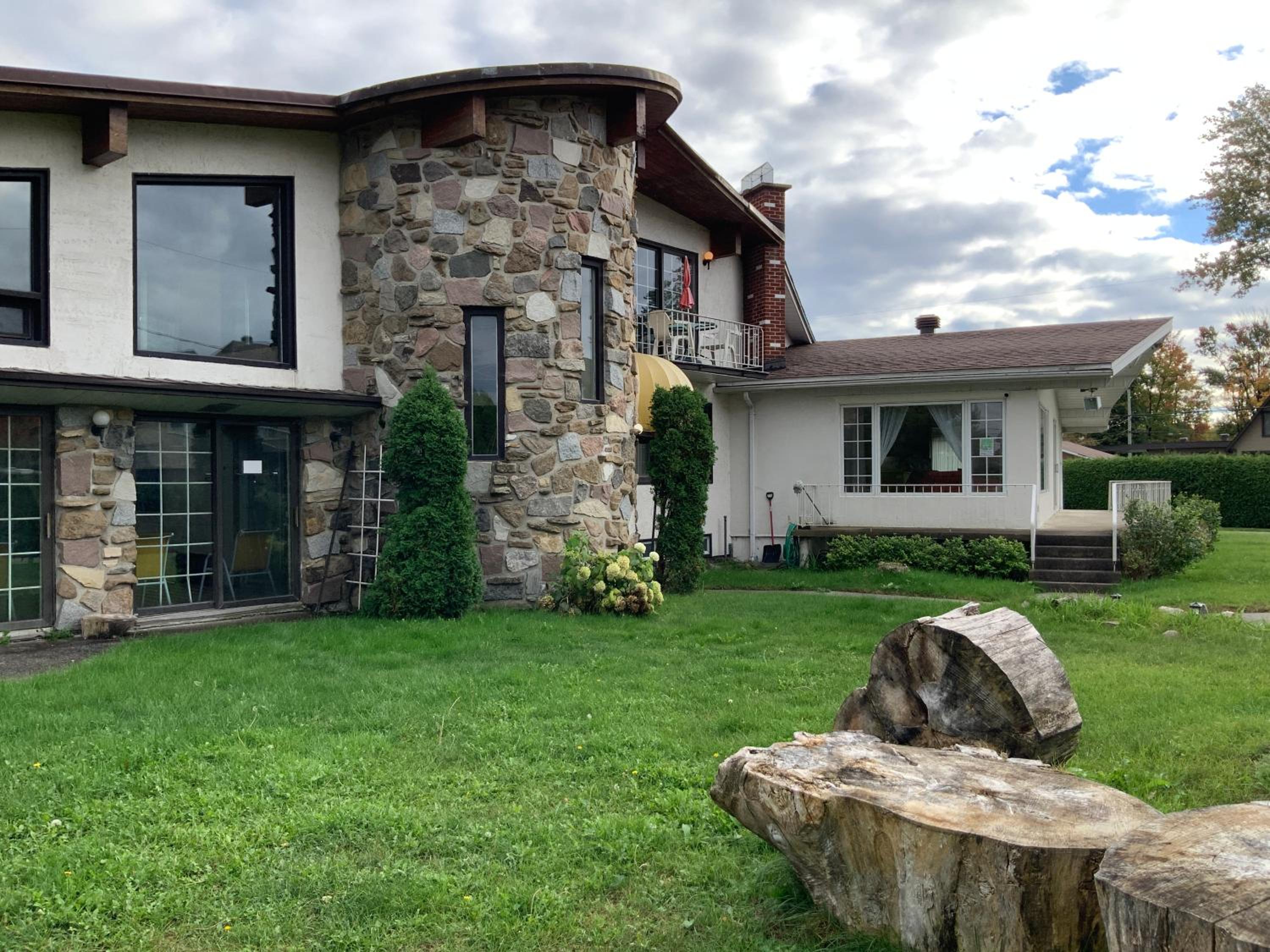 4 BDR Home with Indoor heated pool and party near Montreal