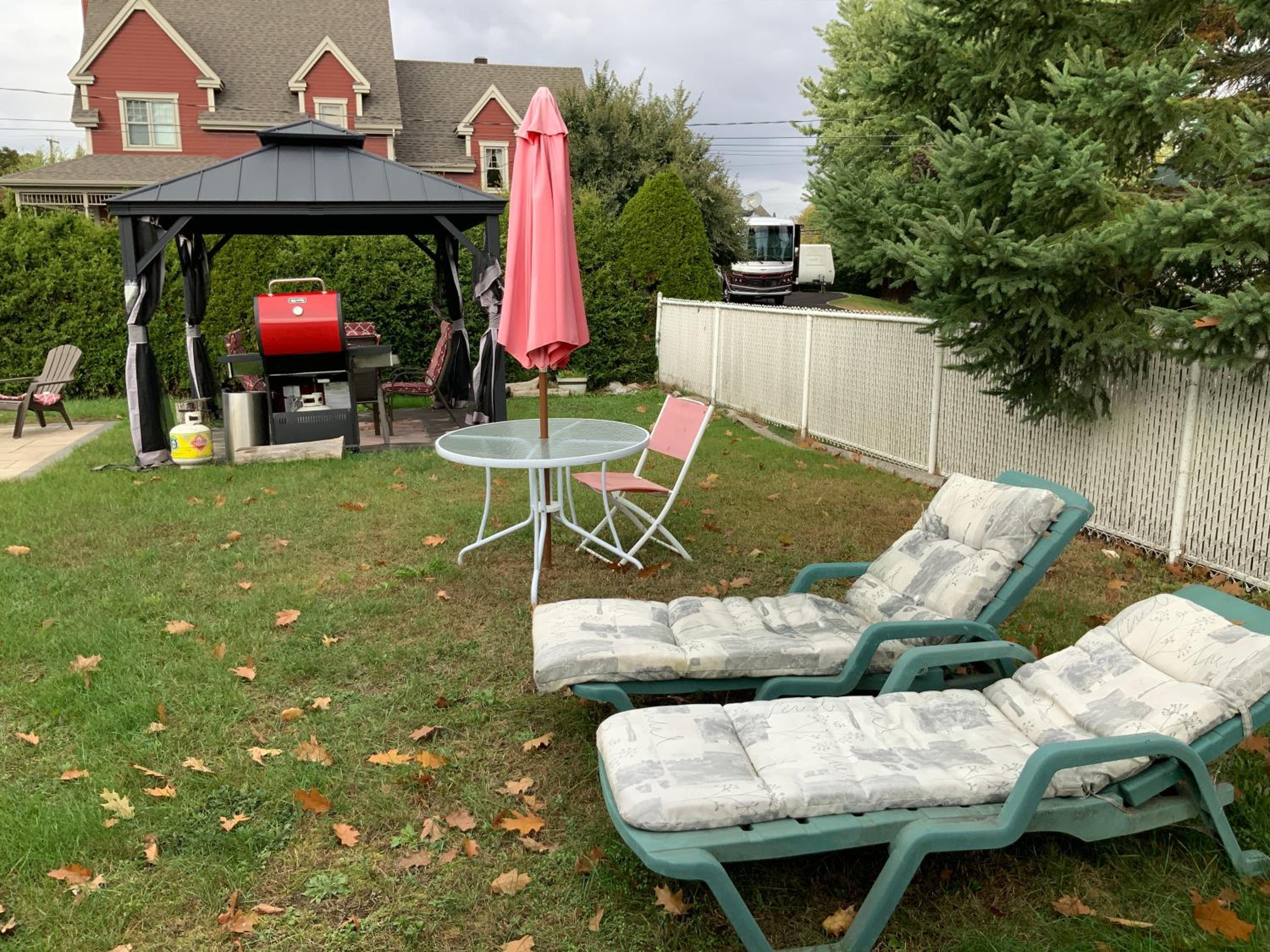 4 BDR Home with Indoor heated pool and party near Montreal