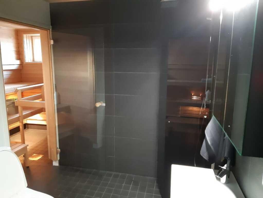 TAMPERE PENTHOUSE-tasokas moderni kaupunki huoneisto huipulla -ISO JACUZZI omalla KATTOTERASSILLA - AURINKOTUOLIT ja Aurinko odottaa Sinua - huikea maisema