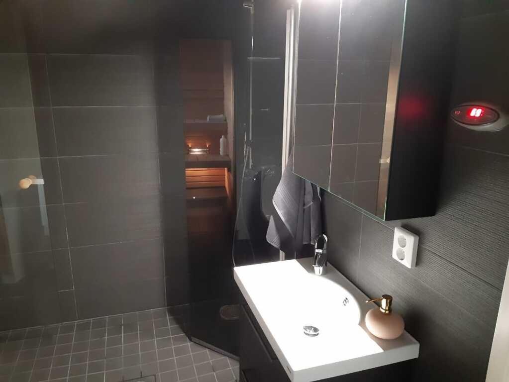 TAMPERE PENTHOUSE-tasokas moderni kaupunki huoneisto huipulla -ISO JACUZZI omalla KATTOTERASSILLA - AURINKOTUOLIT ja Aurinko odottaa Sinua - huikea maisema