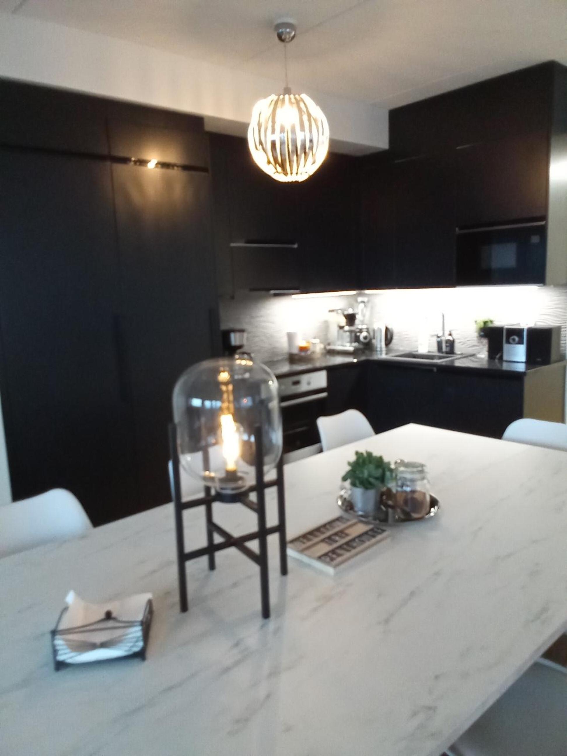 TAMPERE PENTHOUSE-tasokas moderni kaupunki huoneisto huipulla -ISO JACUZZI omalla KATTOTERASSILLA - AURINKOTUOLIT ja Aurinko odottaa Sinua - huikea maisema