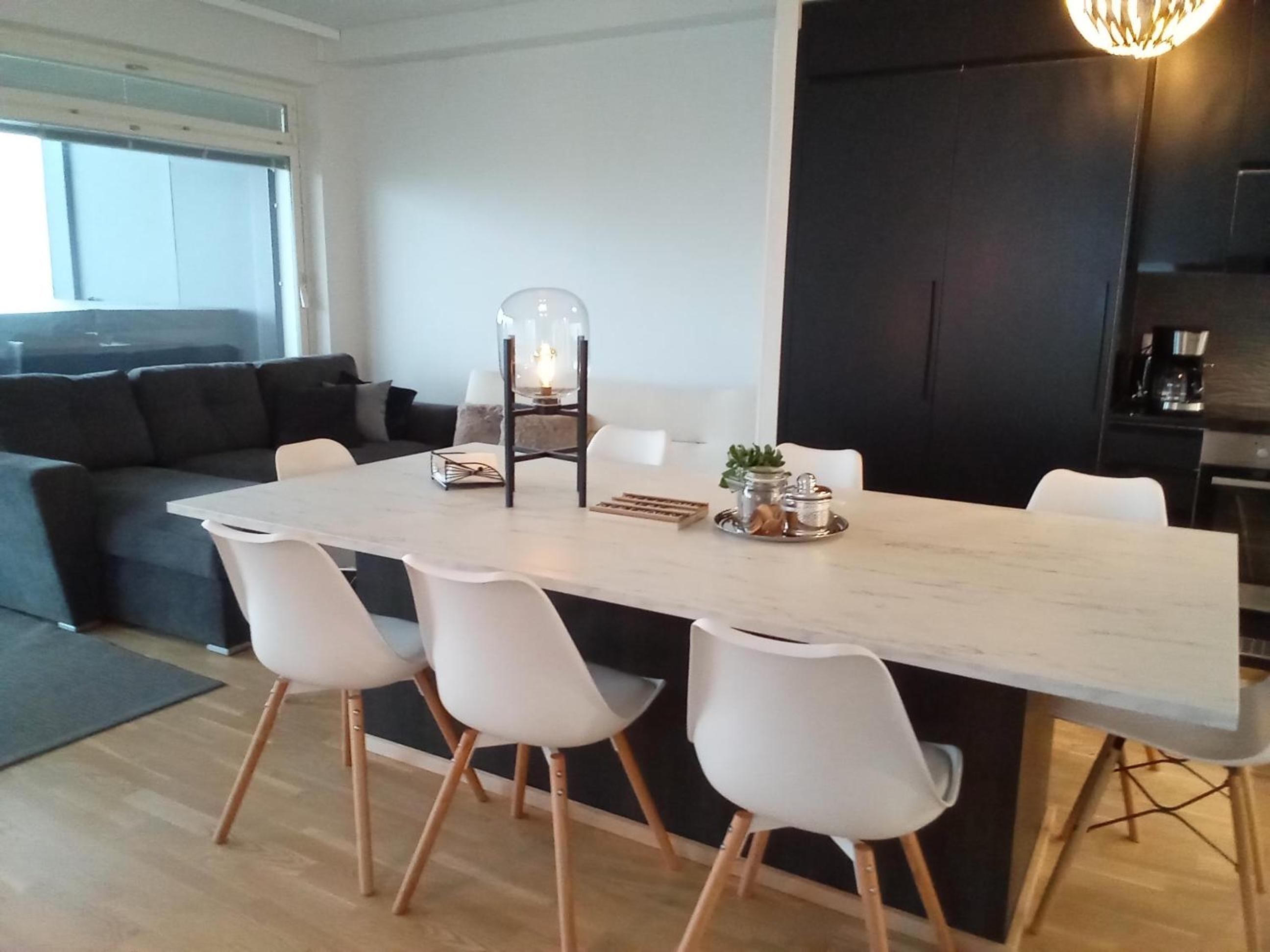 TAMPERE PENTHOUSE-tasokas moderni kaupunki huoneisto huipulla -ISO JACUZZI omalla KATTOTERASSILLA - AURINKOTUOLIT ja Aurinko odottaa Sinua - huikea maisema
